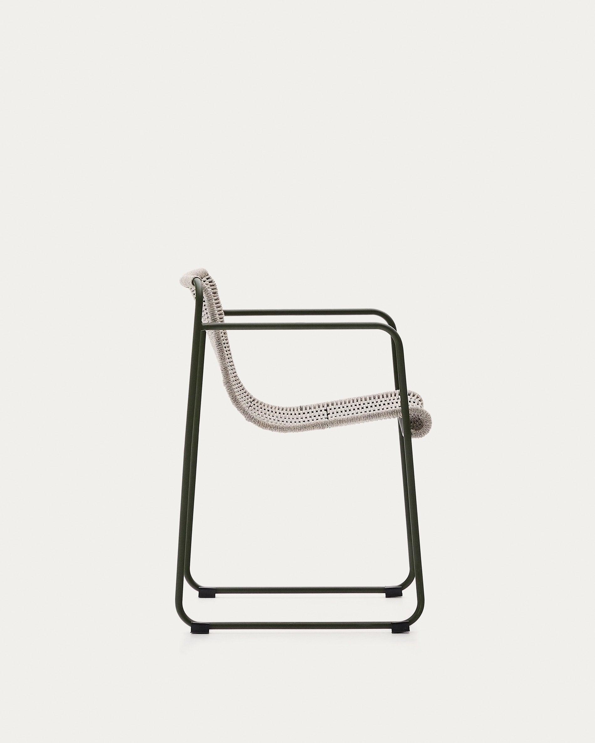 Der Stuhl Maurina vereint stilvolles Design mit robustem, wetterfestem Material für entspannte Stunden im Freien.