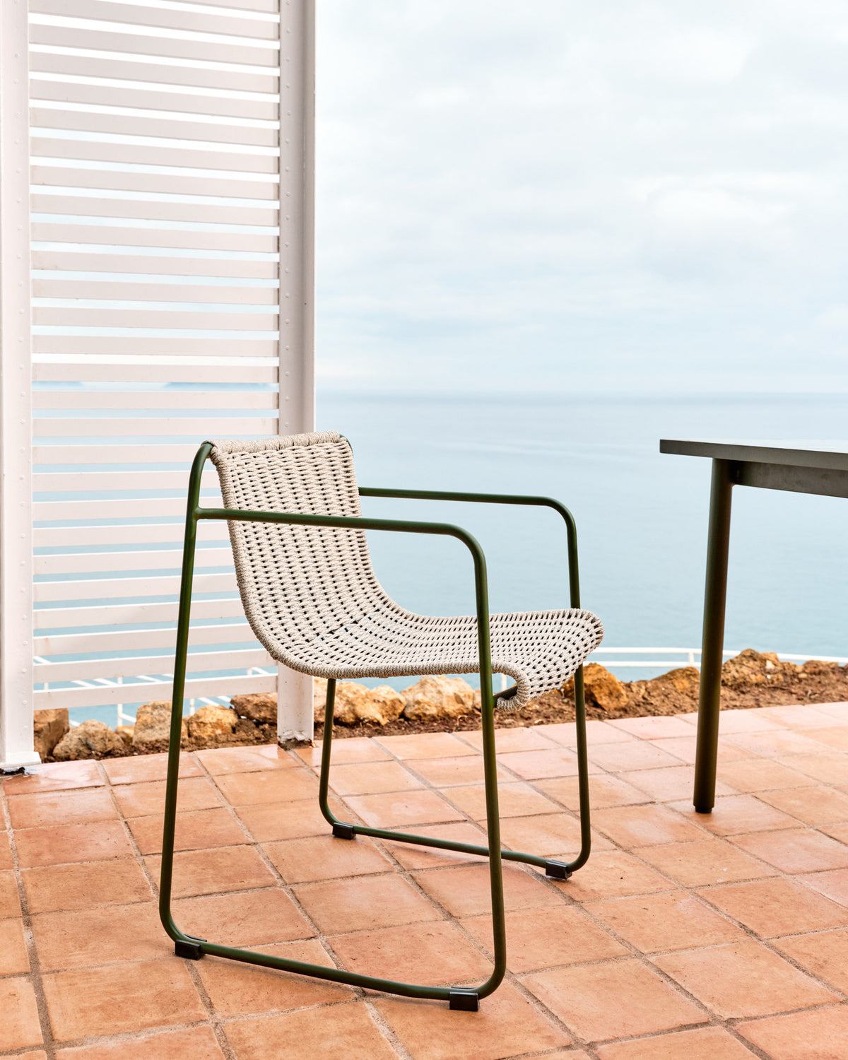 Stapelbarer Stuhl Maurina aus verzinktem Stahl in Grün und Seil in Ecru und Grau in Dunkelgrün, Hellgrau präsentiert im Onlineshop von KAQTU Design AG. Gartenstuhl mit Armlehnen ist von Kave Home