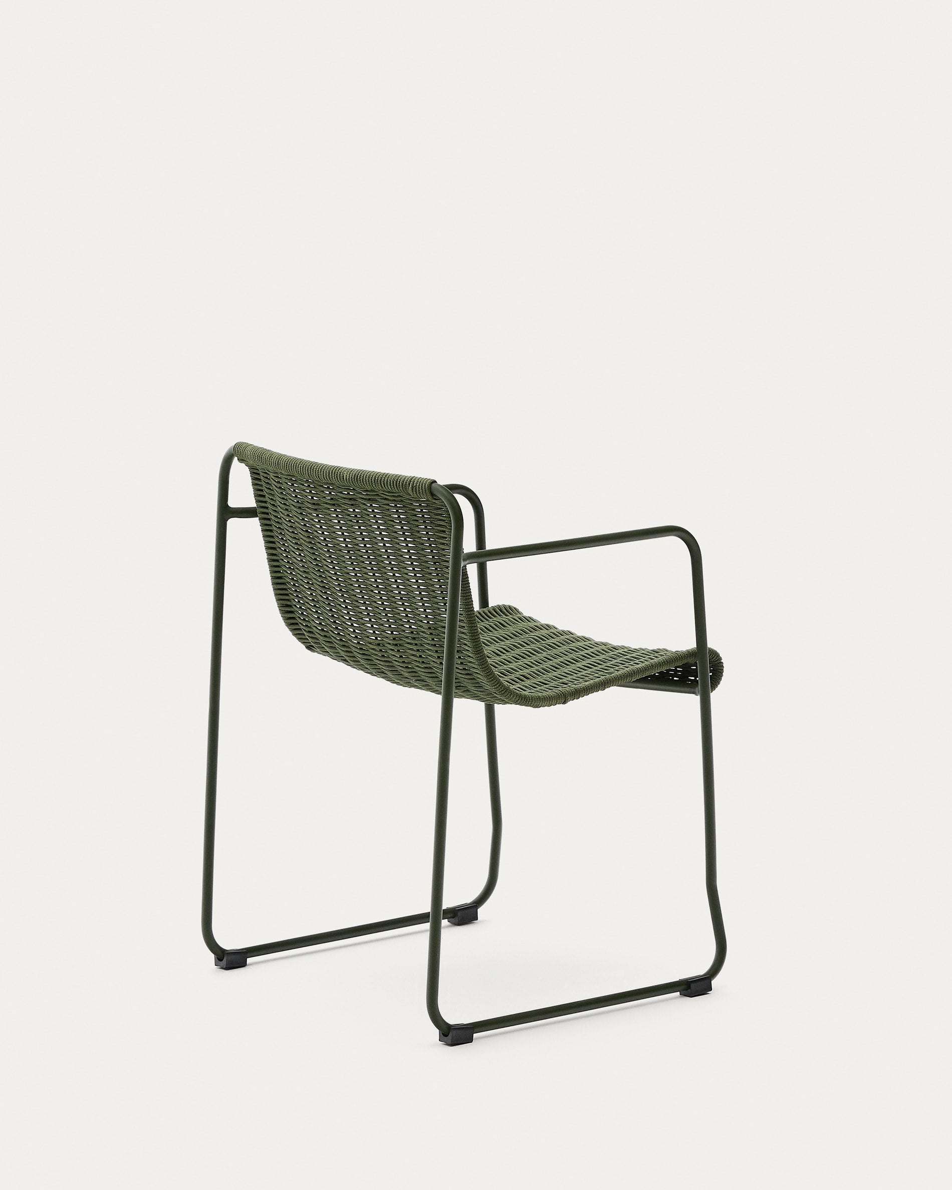 Eleganter Stuhl Maurina aus grünem Stahl und Seil, perfekt für moderne Innen- und Außenräume, von Kave Home.
