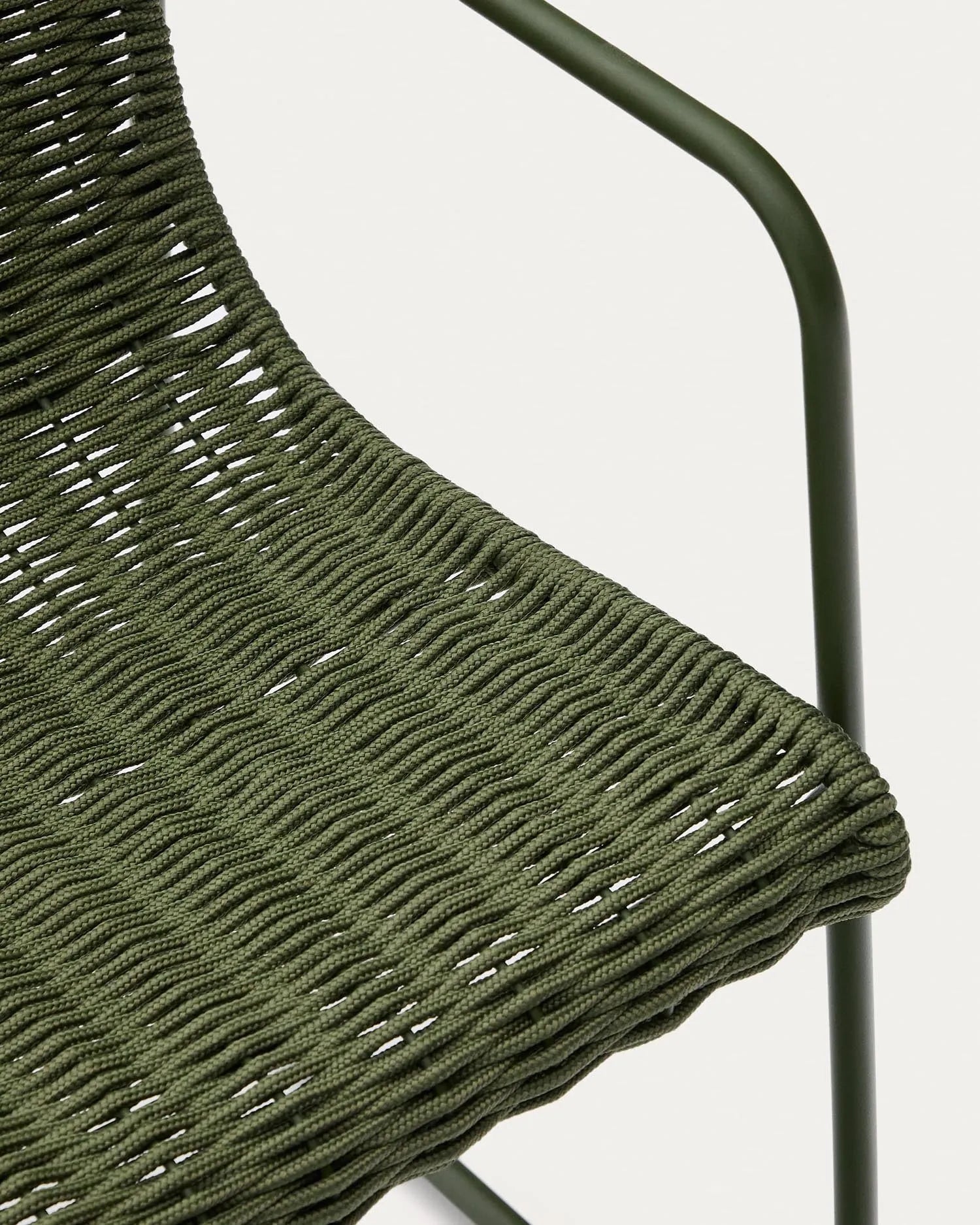 Eleganter Stuhl Maurina aus grünem Stahl und Seil, perfekt für moderne Innen- und Außenräume, von Kave Home.