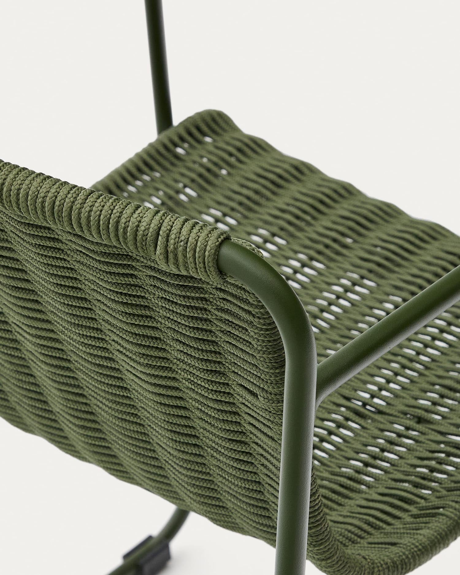 Eleganter Stuhl Maurina aus grünem Stahl und Seil, perfekt für moderne Innen- und Außenräume, von Kave Home.