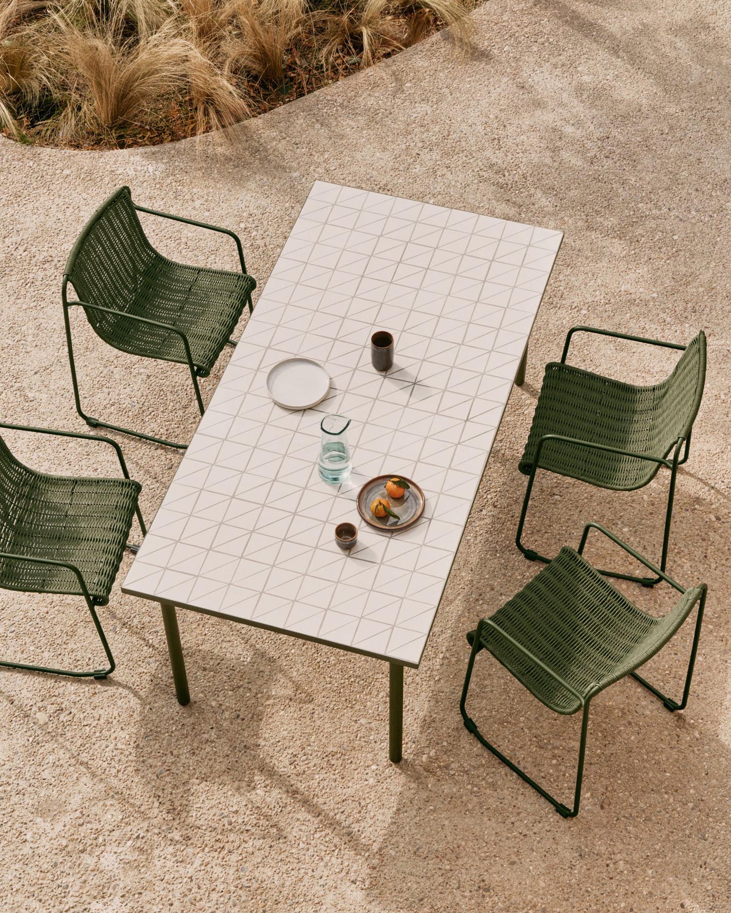 Eleganter Stuhl Maurina aus grünem Stahl und Seil, perfekt für moderne Innen- und Außenräume, von Kave Home.
