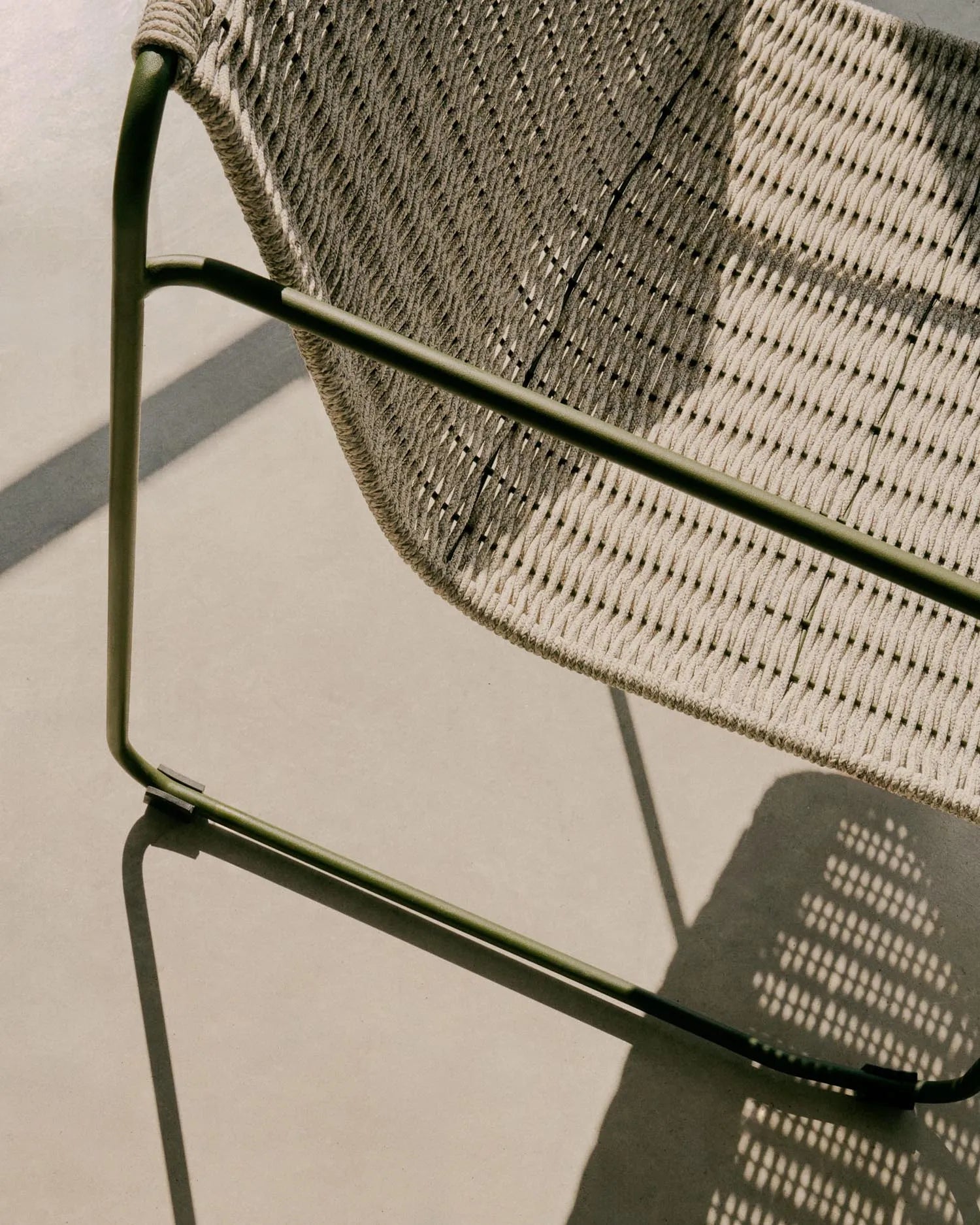 Eleganter Sessel aus grünem Stahl und écru-grauem Seil, ideal für stilvolle Entspannung im Freien.