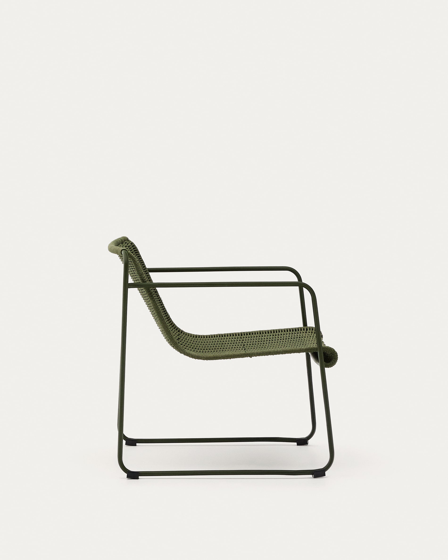 Eleganter Sessel aus grünem Stahl und Seil, wetterfest und bequem, ideal für stilvolle Outdoor-Bereiche.