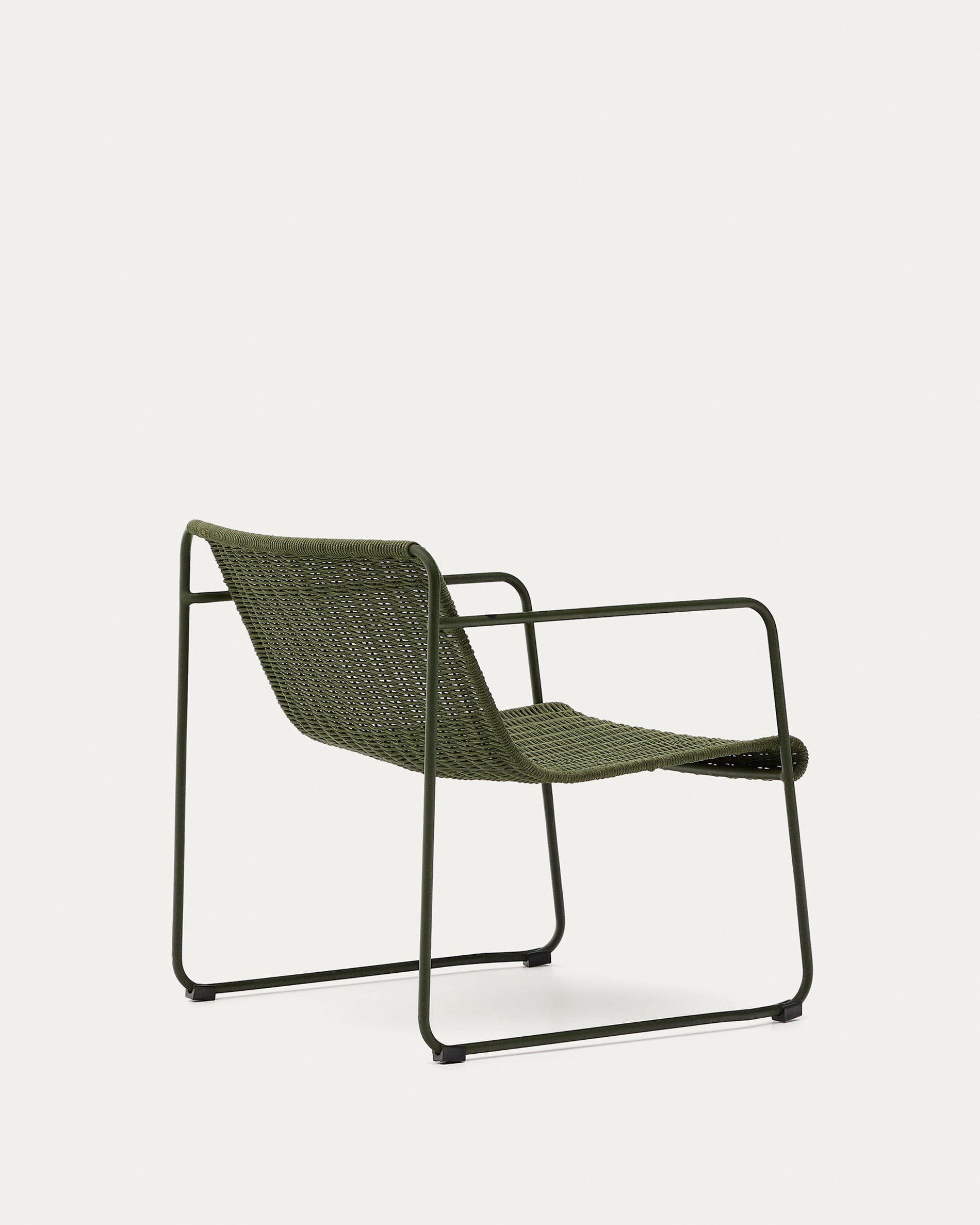 Eleganter Sessel aus grünem Stahl und Seil, wetterfest und bequem, ideal für stilvolle Outdoor-Bereiche.