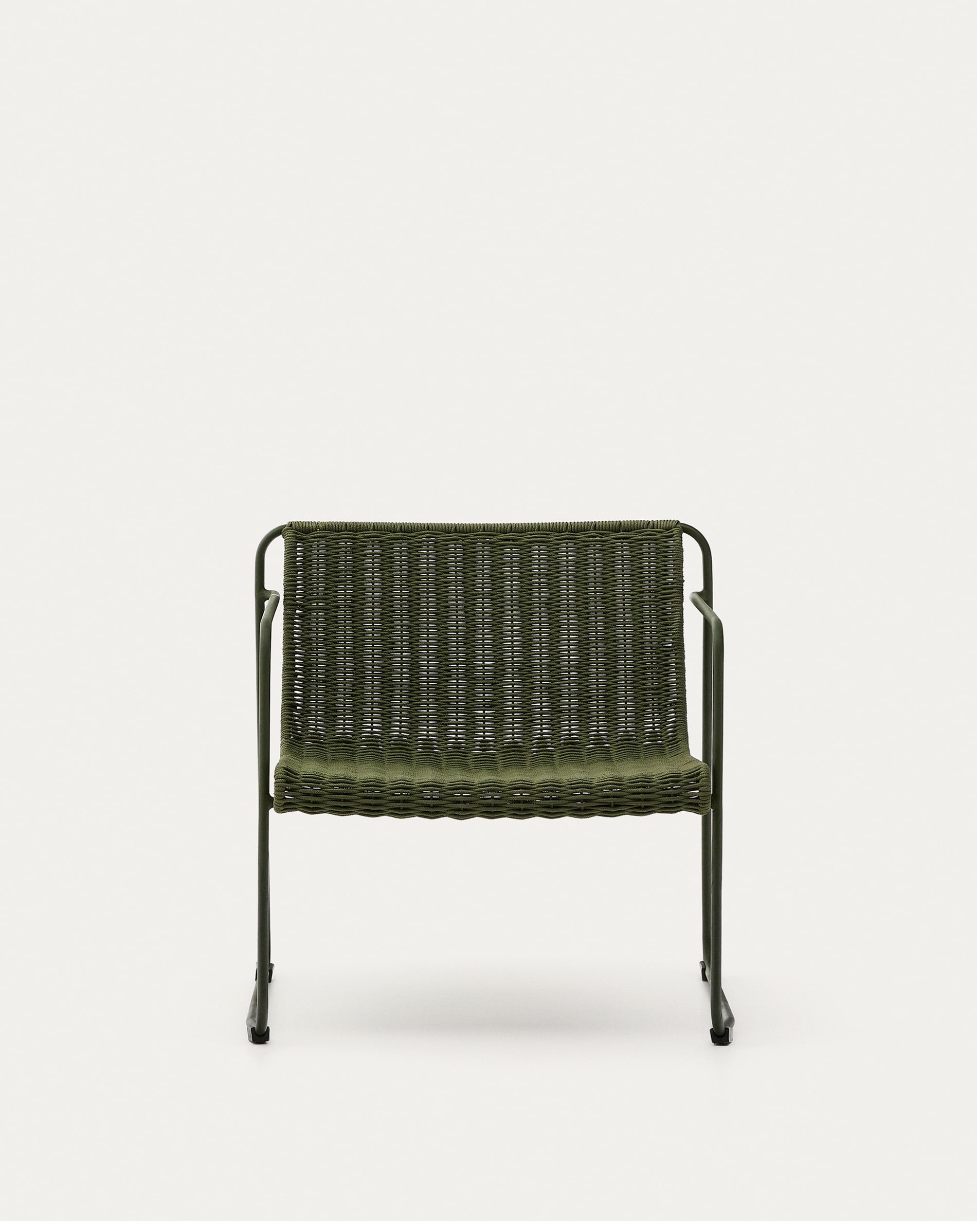 Eleganter Sessel aus grünem Stahl und Seil, wetterfest und bequem, ideal für stilvolle Outdoor-Bereiche.