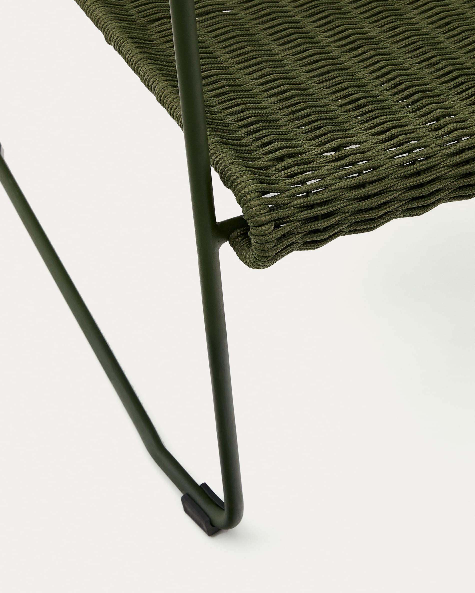 Eleganter Sessel aus grünem Stahl und Seil, wetterfest und bequem, ideal für stilvolle Outdoor-Bereiche.