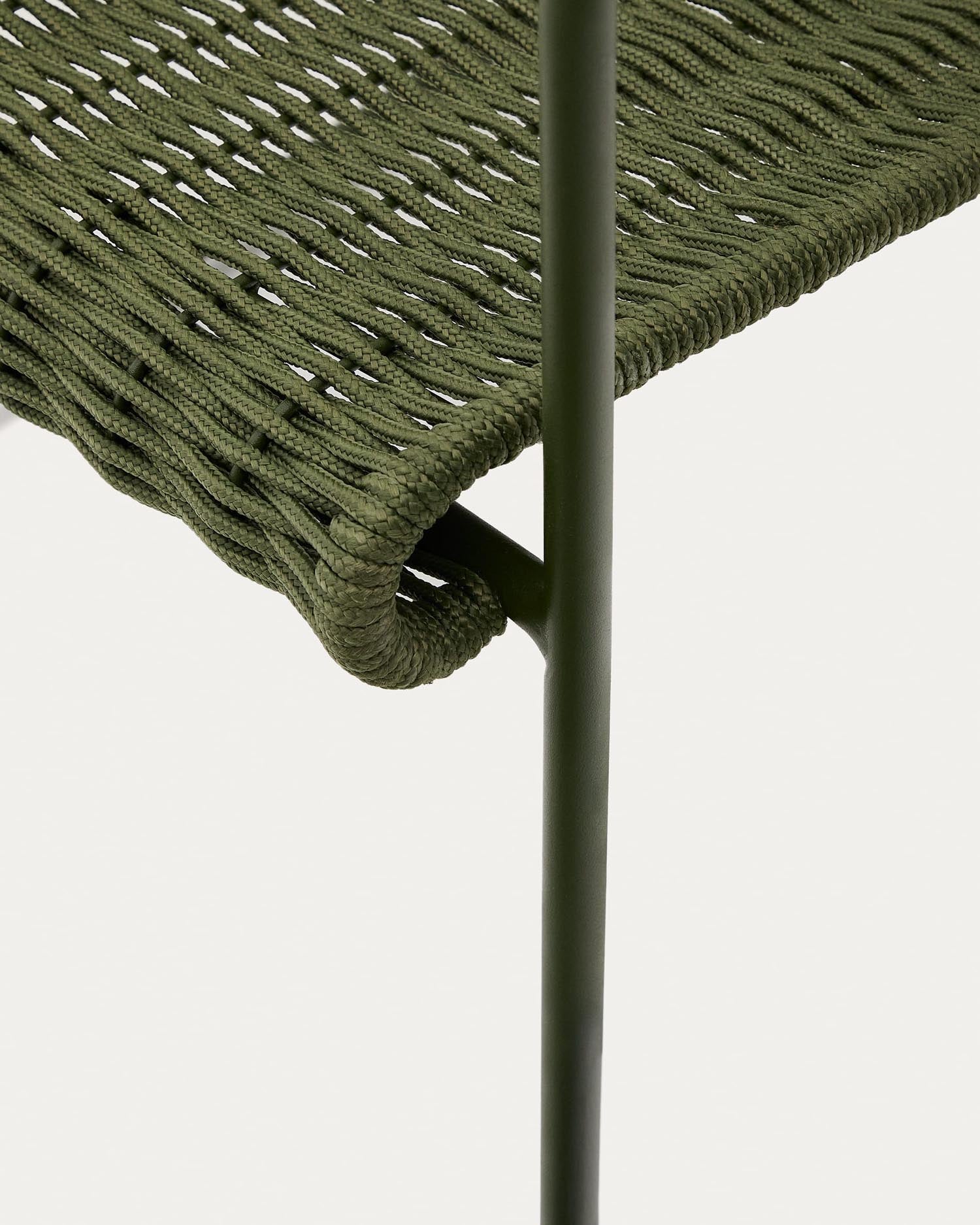 Eleganter Sessel aus grünem Stahl und Seil, wetterfest und bequem, ideal für stilvolle Outdoor-Bereiche.