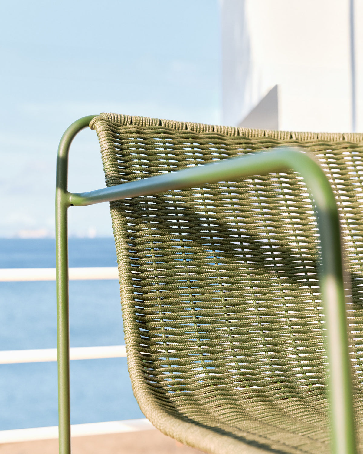 Sessel Maurina aus grün verzinktem Stahl mit grünem Seil in Dunkelgrün, Grün präsentiert im Onlineshop von KAQTU Design AG. Outdoor-Sessel mit Armlehnen ist von Kave Home
