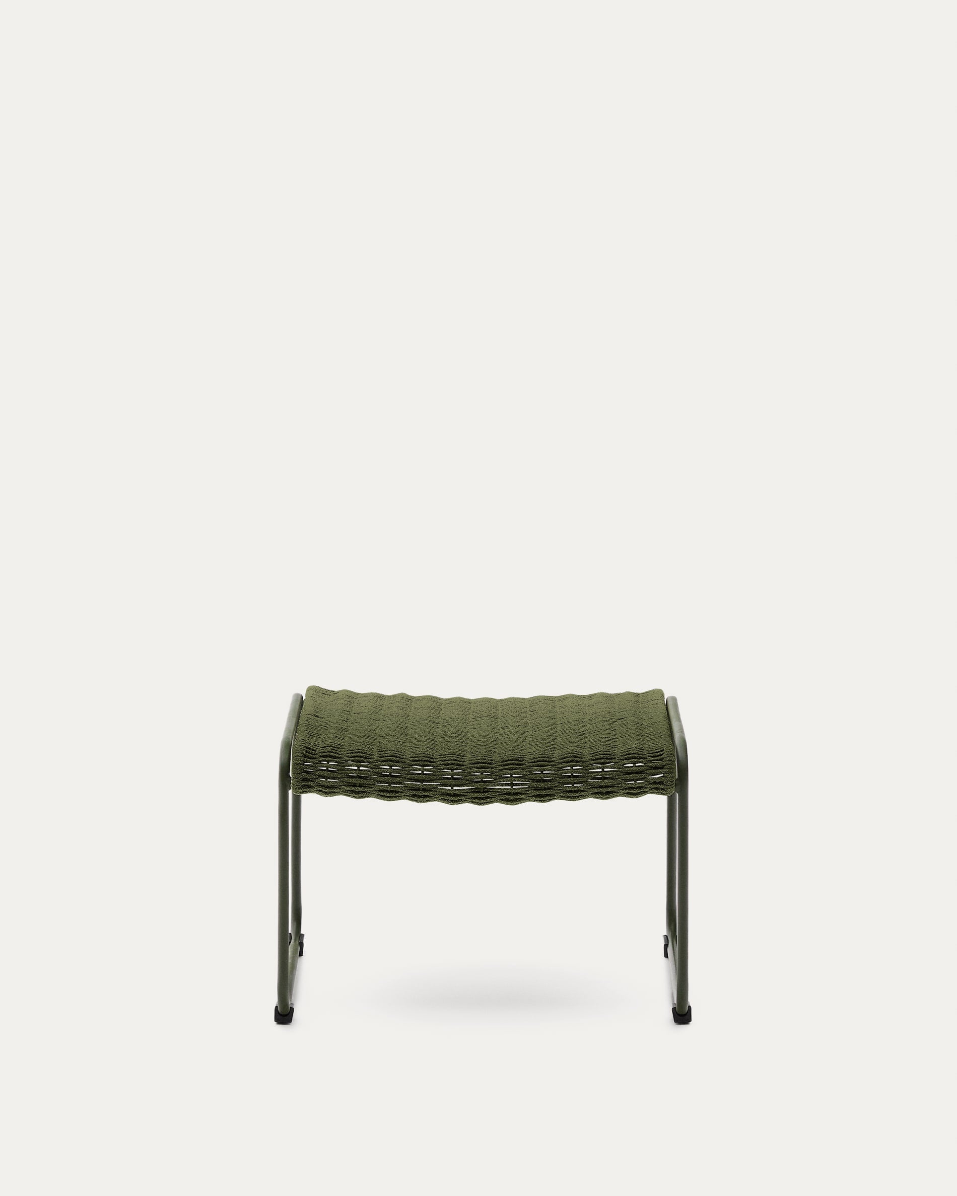 Elegante Fußablage aus grünem Stahl und Seil, ideal für drinnen und draußen, bringt mediterranes Flair in Ihren Raum.
