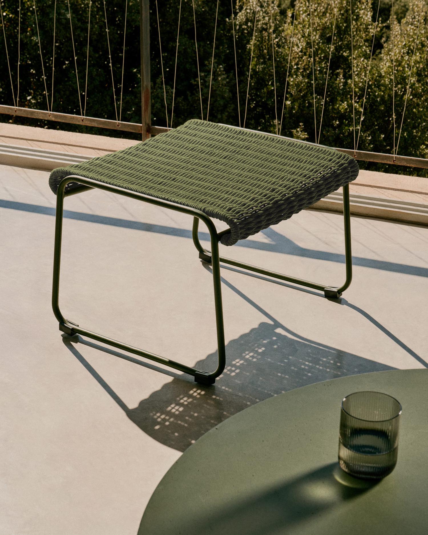 Elegante Fußablage aus grünem Stahl und Seil, ideal für drinnen und draußen, bringt mediterranes Flair in Ihren Raum.