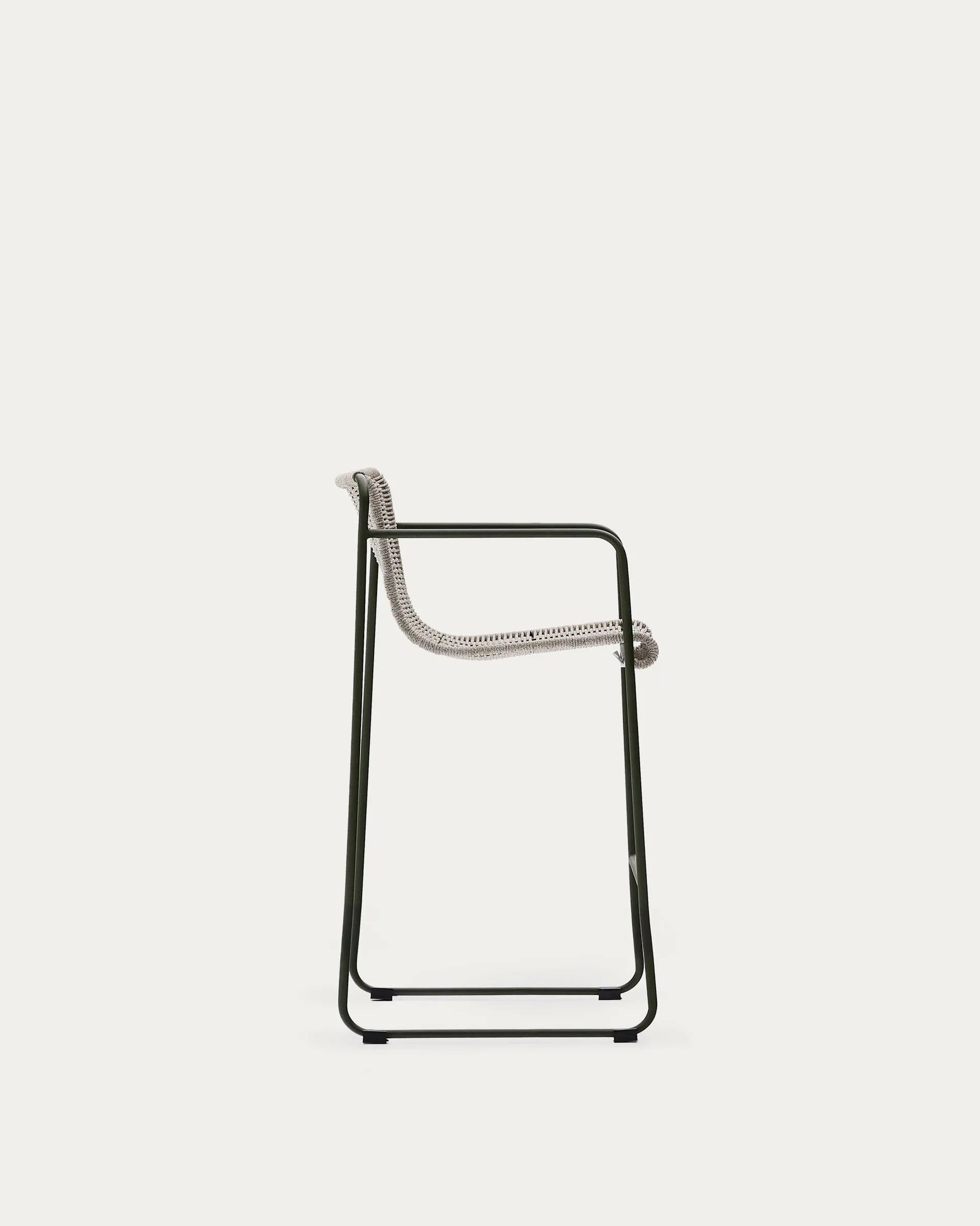 Der Hocker Maurina vereint modernes Design mit Funktionalität: grüner Stahlrahmen, écru-graues Seil, ideal für stilvolle Außenbereiche.
