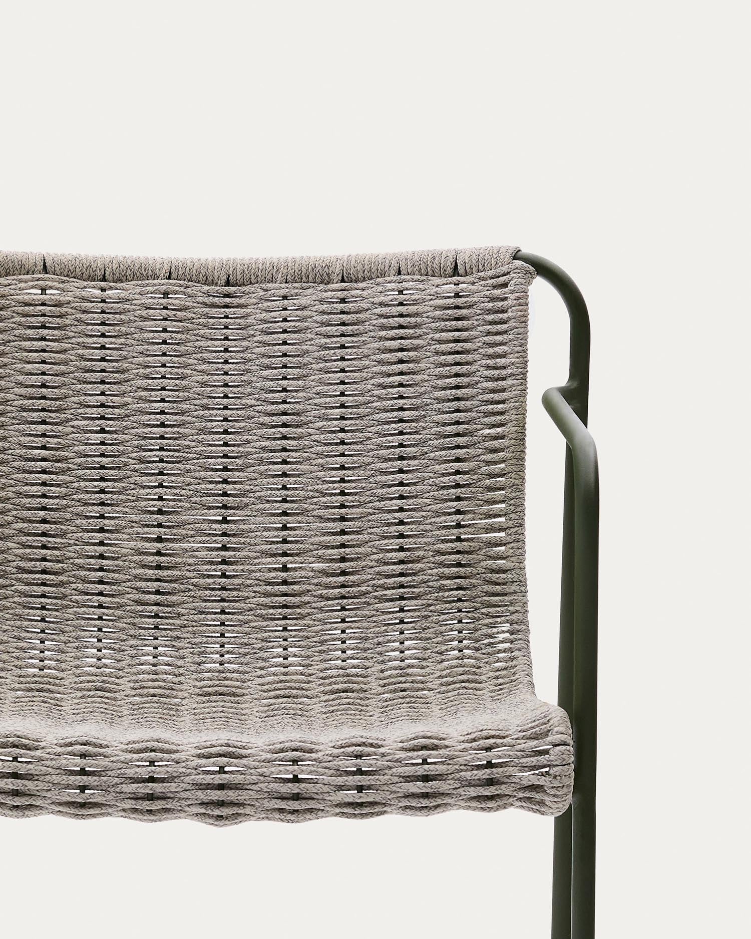 Der Hocker Maurina vereint modernes Design mit Funktionalität: grüner Stahlrahmen, écru-graues Seil, ideal für stilvolle Außenbereiche.