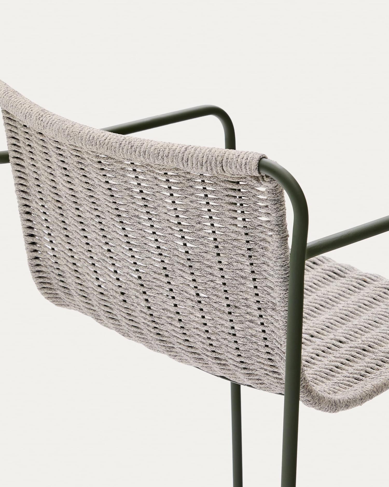 Der Hocker Maurina vereint modernes Design mit Funktionalität: grüner Stahlrahmen, écru-graues Seil, ideal für stilvolle Außenbereiche.