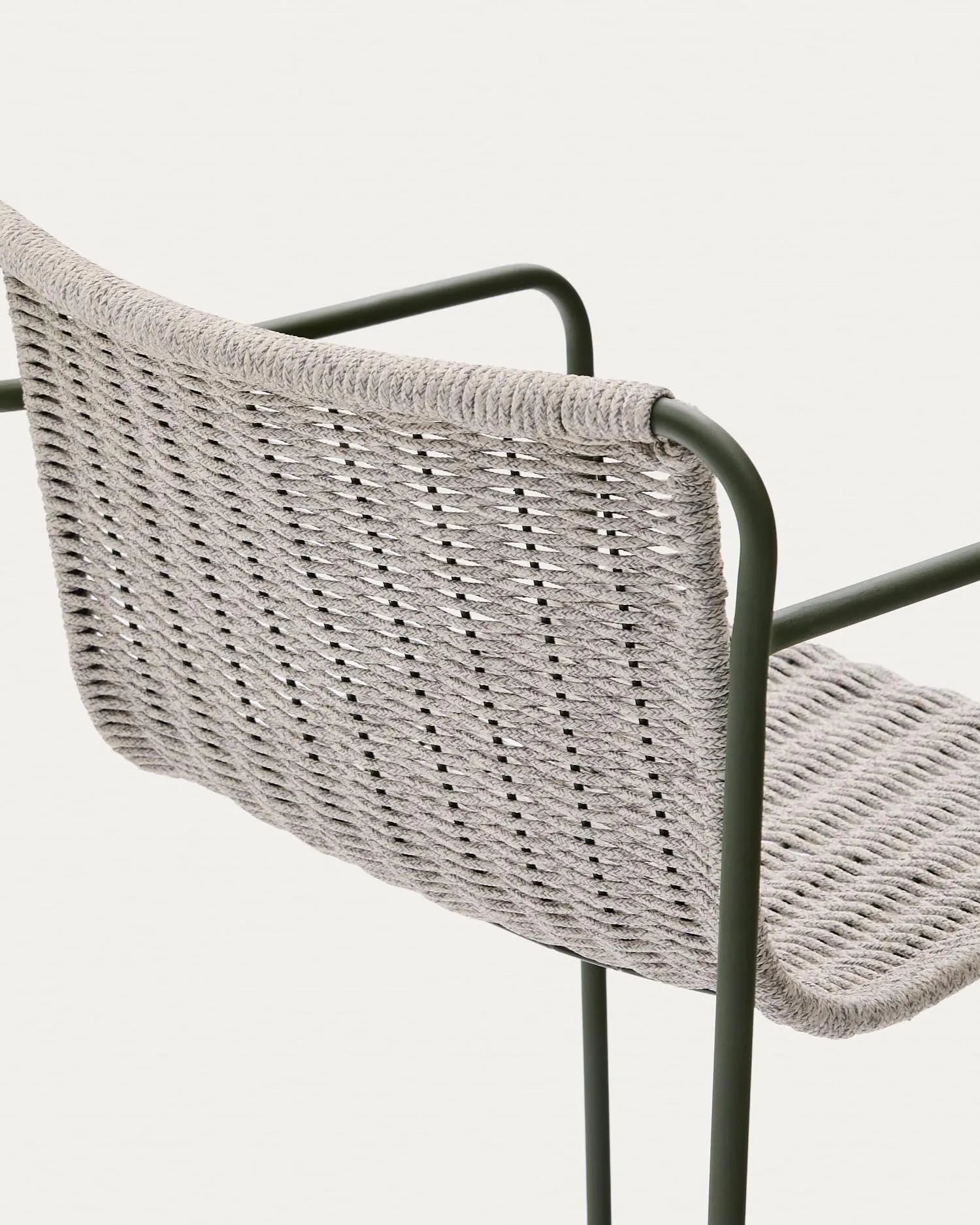 Stilvoller Hocker aus grünem Stahl mit écrufarbenem und grauem Seil, 64,5 cm hoch, perfekt für moderne Wohnräume.