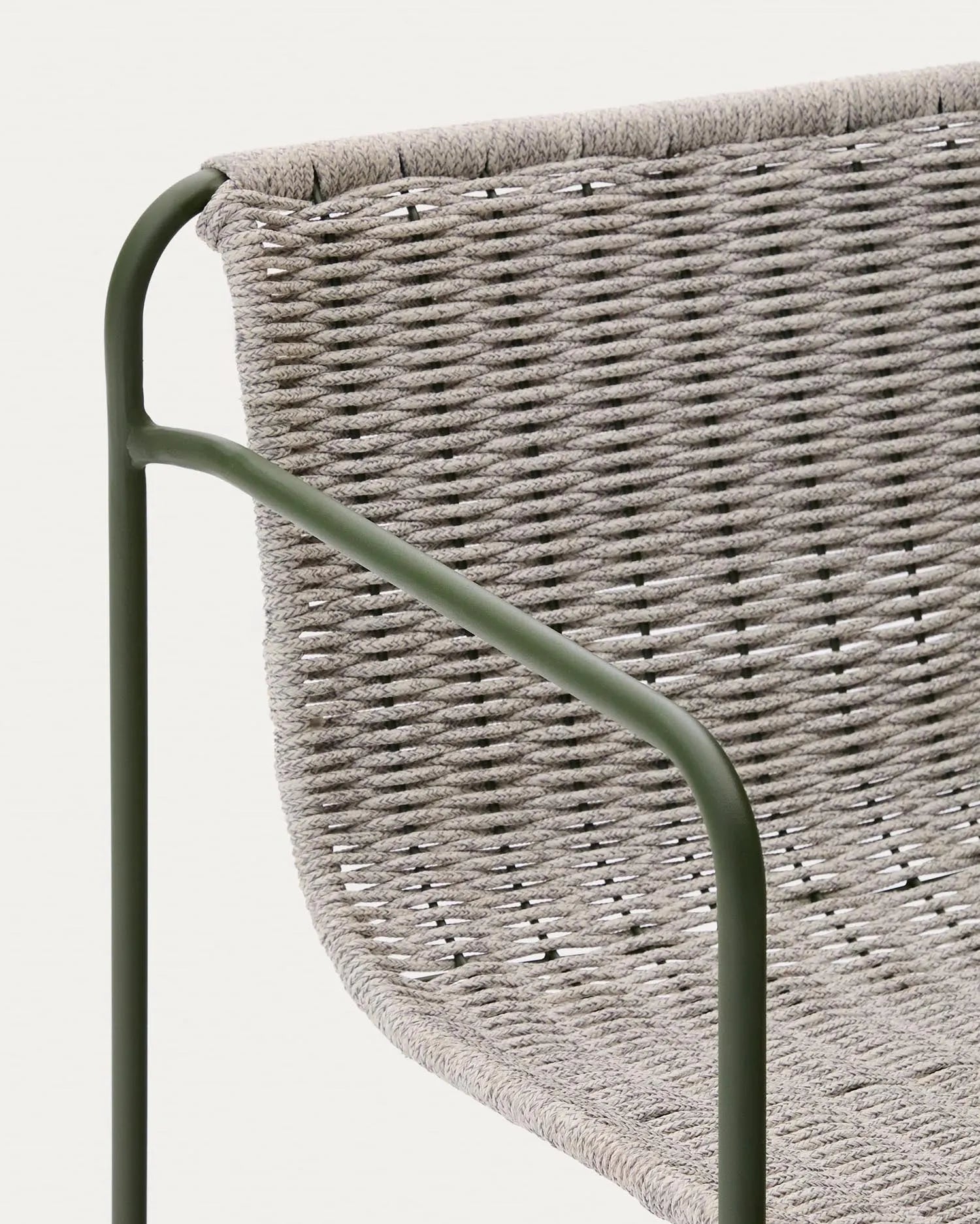 Moderner Hocker aus grünem Stahl mit écrufarbenem und grauem Seil, 64,5 cm hoch, ideal für stilvolle und zeitgemäße Einrichtungen.