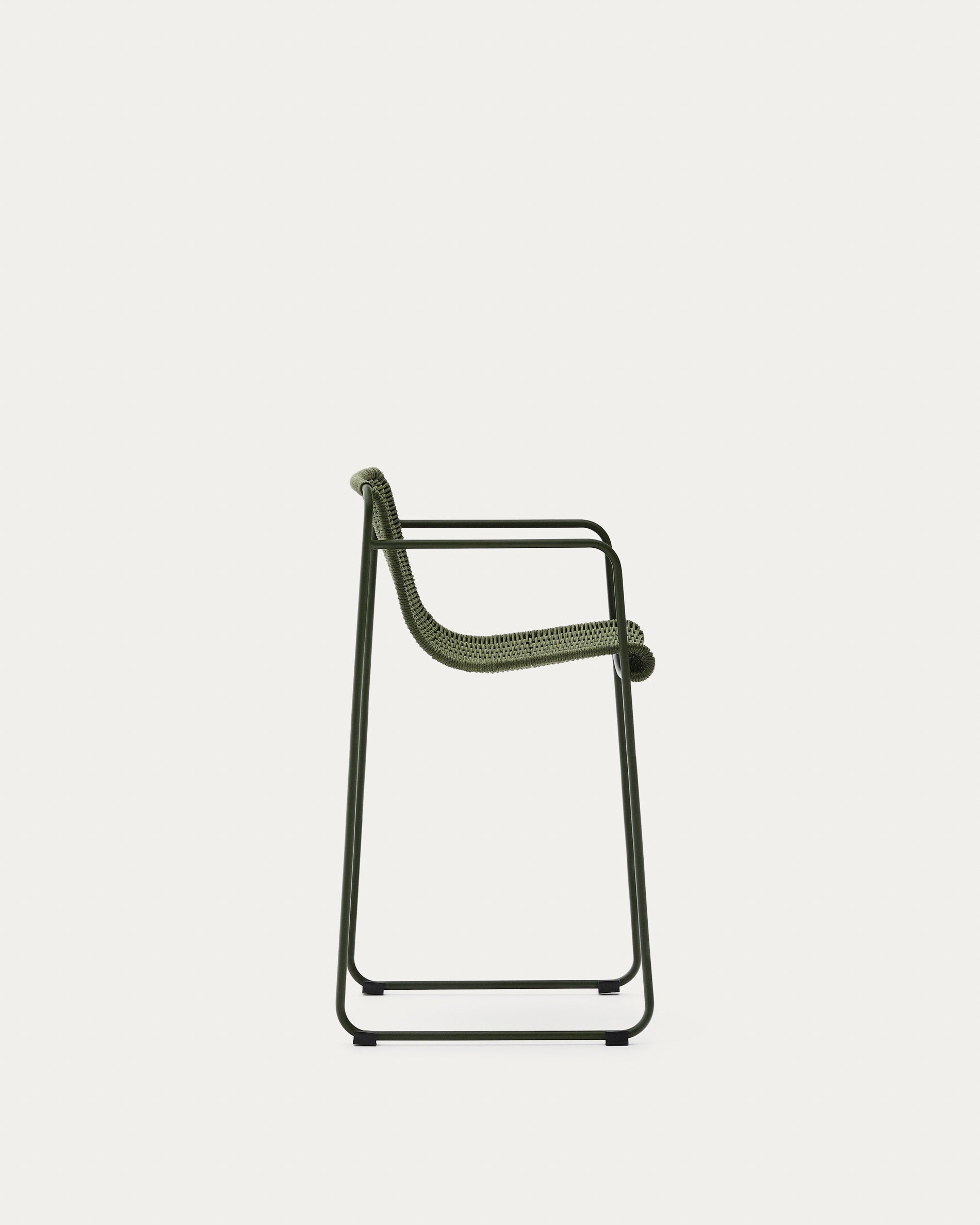 Der Hocker Maurina vereint robusten, grünen Stahl mit elegantem Seil für stilvolle Outdoor-Entspannung.