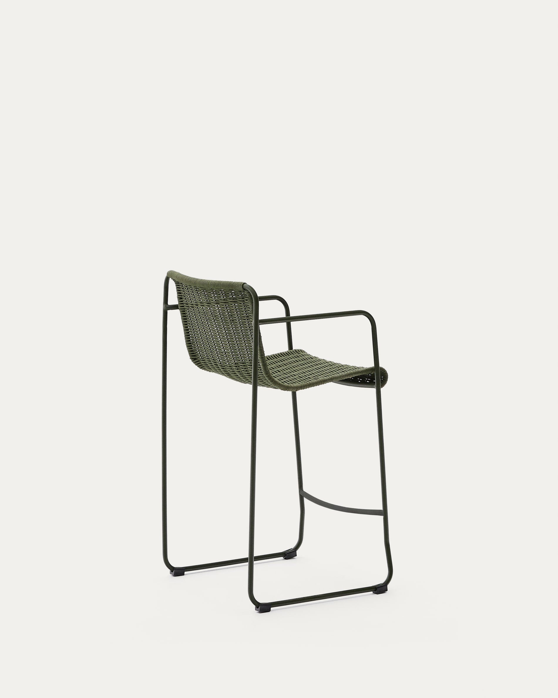Der Hocker Maurina vereint robusten, grünen Stahl mit elegantem Seil für stilvolle Outdoor-Entspannung.