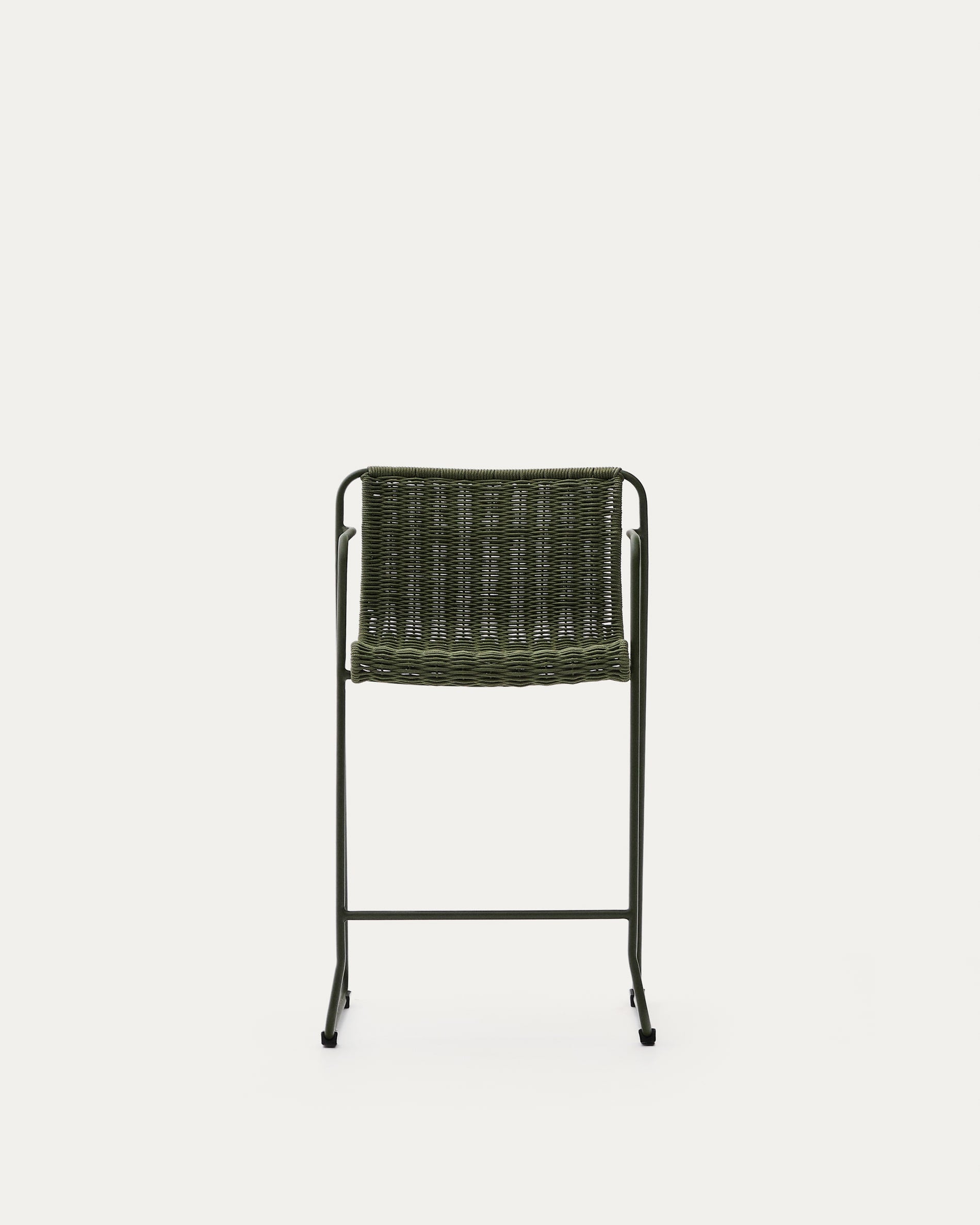 Der Hocker Maurina vereint robusten, grünen Stahl mit elegantem Seil für stilvolle Outdoor-Entspannung.