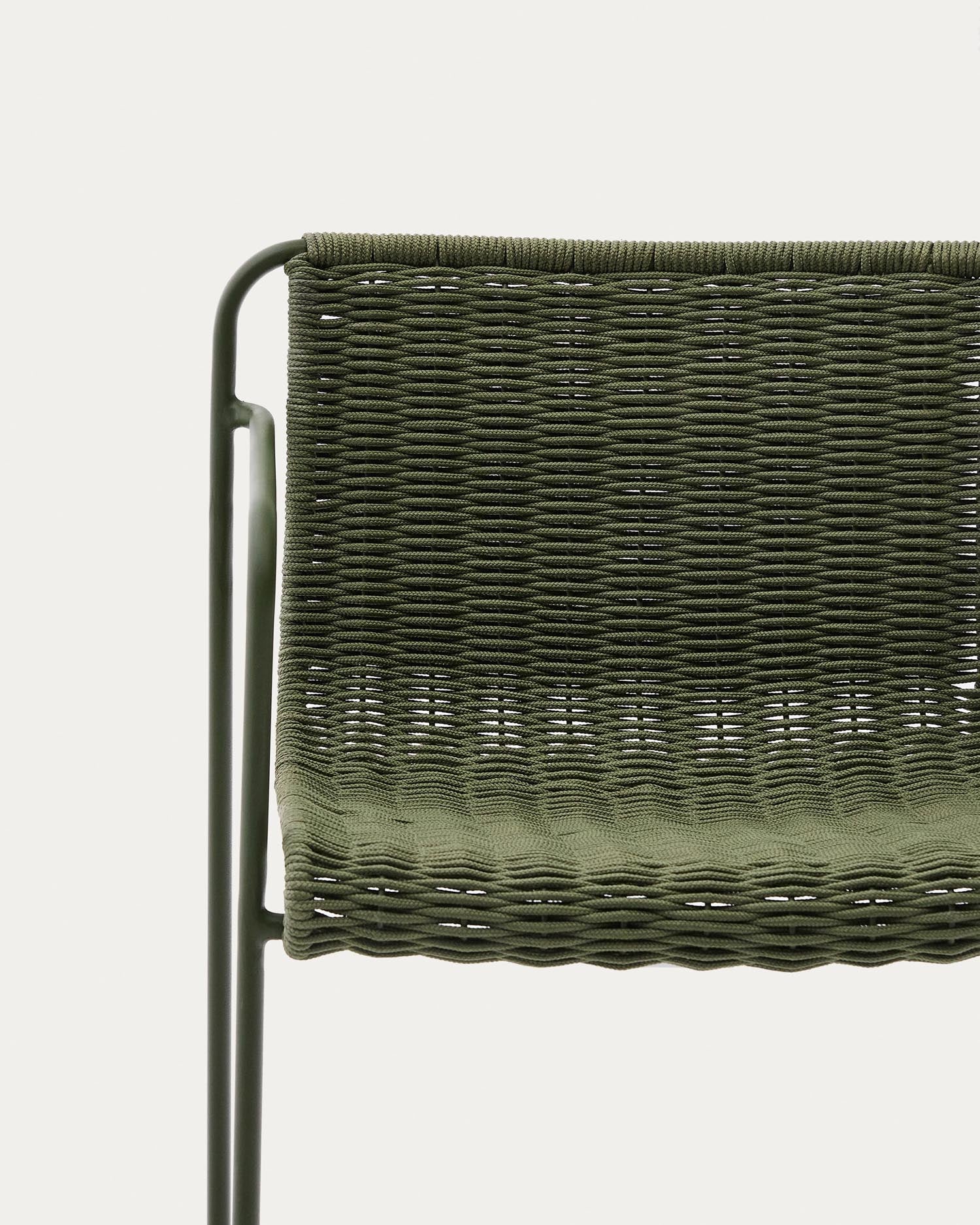 Der Hocker Maurina vereint robusten, grünen Stahl mit elegantem Seil für stilvolle Outdoor-Entspannung.