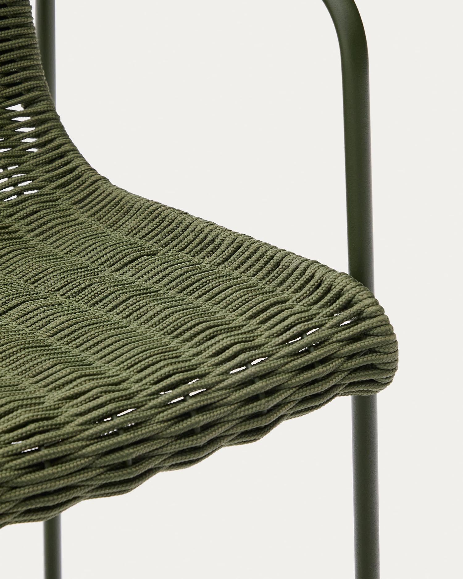 Der Hocker Maurina vereint robusten, grünen Stahl mit elegantem Seil für stilvolle Outdoor-Entspannung.