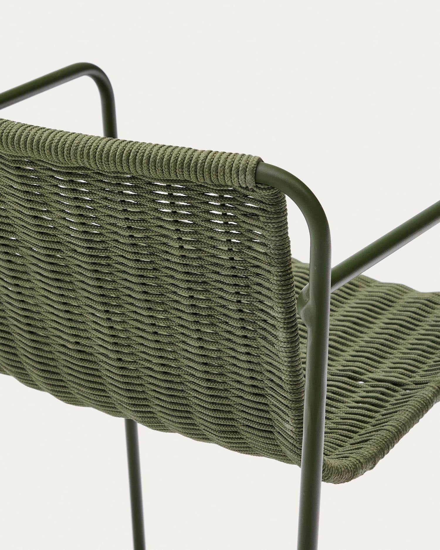 Der Hocker Maurina vereint robusten, grünen Stahl mit elegantem Seil für stilvolle Outdoor-Entspannung.