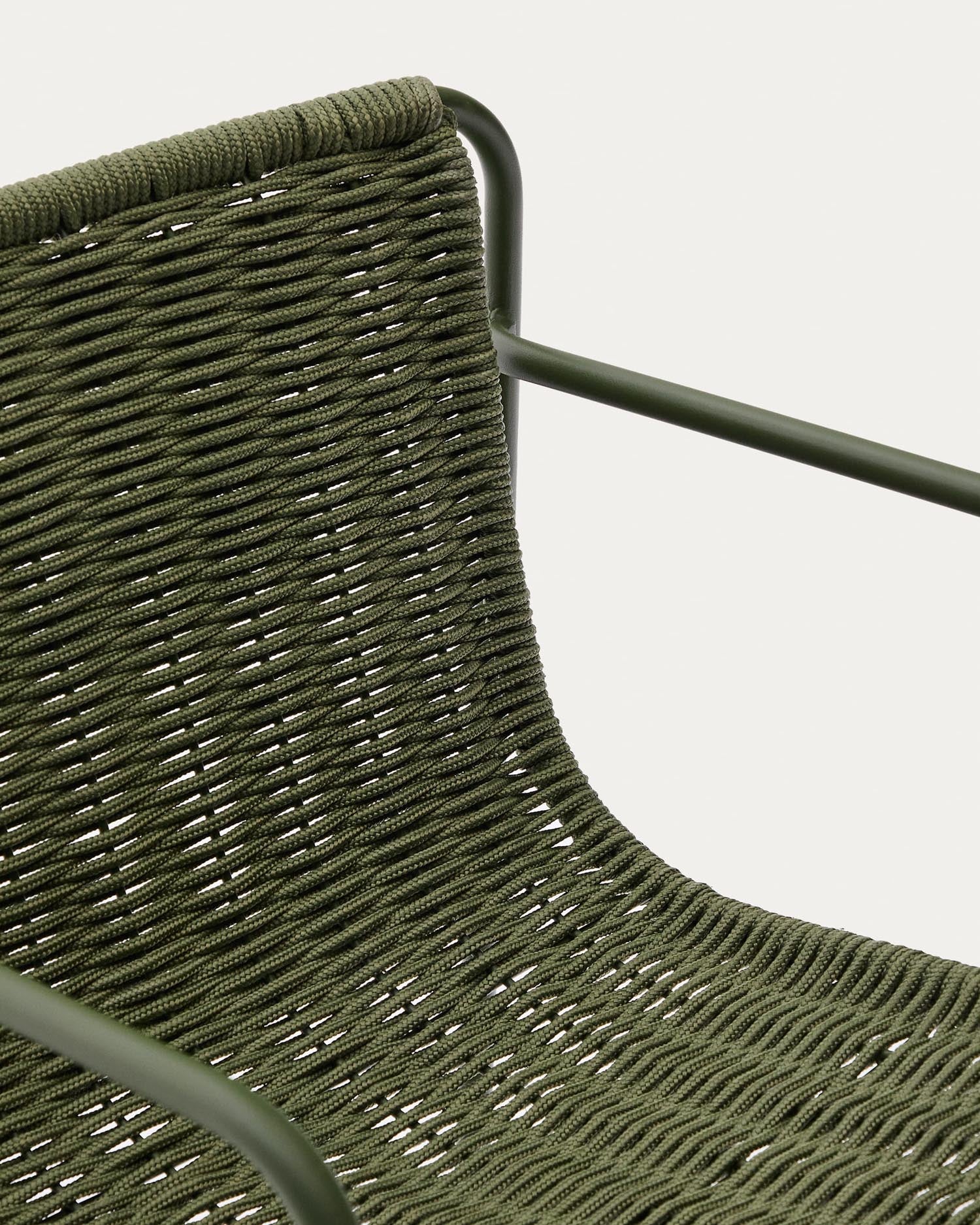Der Hocker Maurina vereint robusten, grünen Stahl mit elegantem Seil für stilvolle Outdoor-Entspannung.