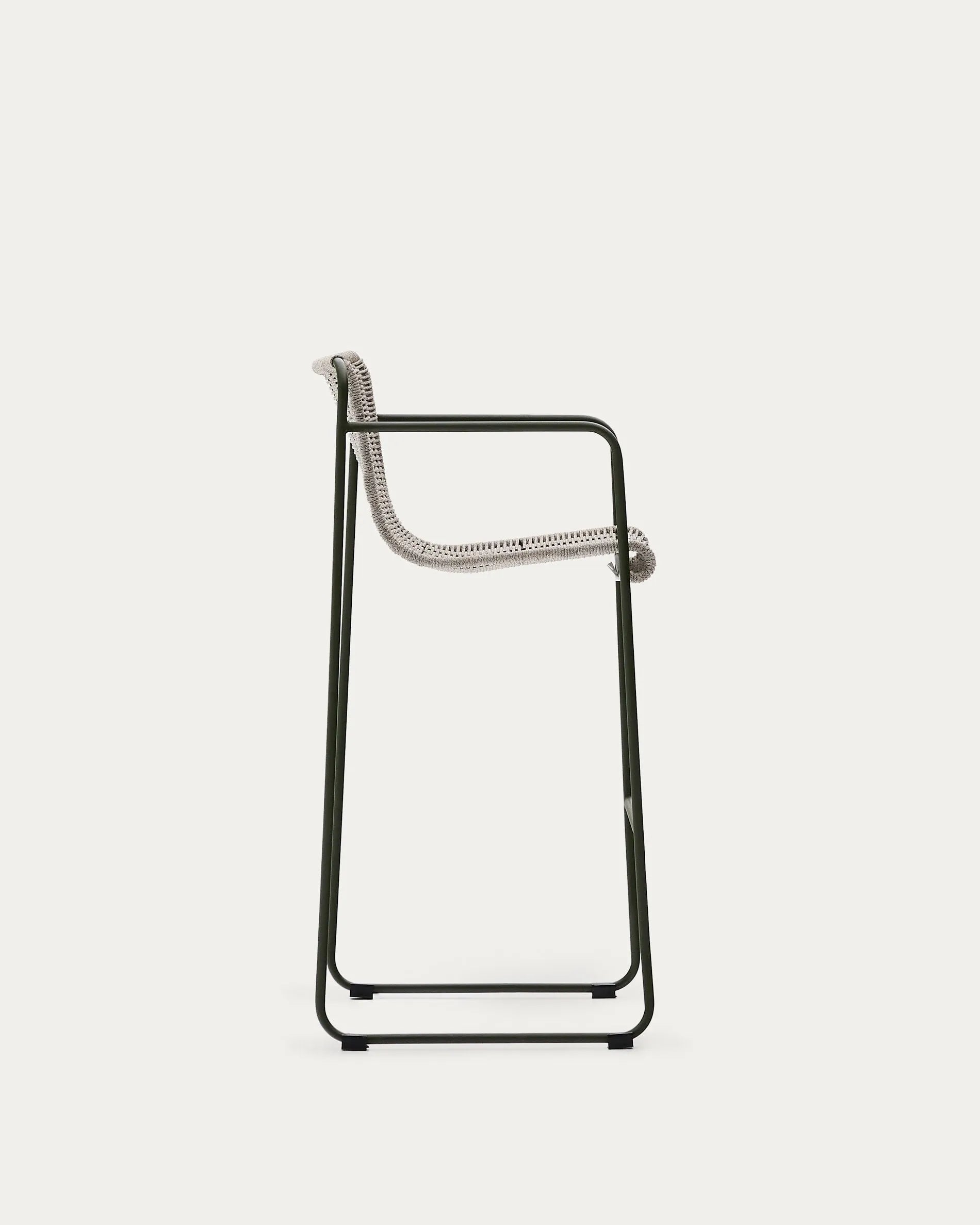 Eleganter Hocker aus grünem Stahl und Seil, wetterfest und leicht, ideal für stilvolle Outdoor-Bereiche.