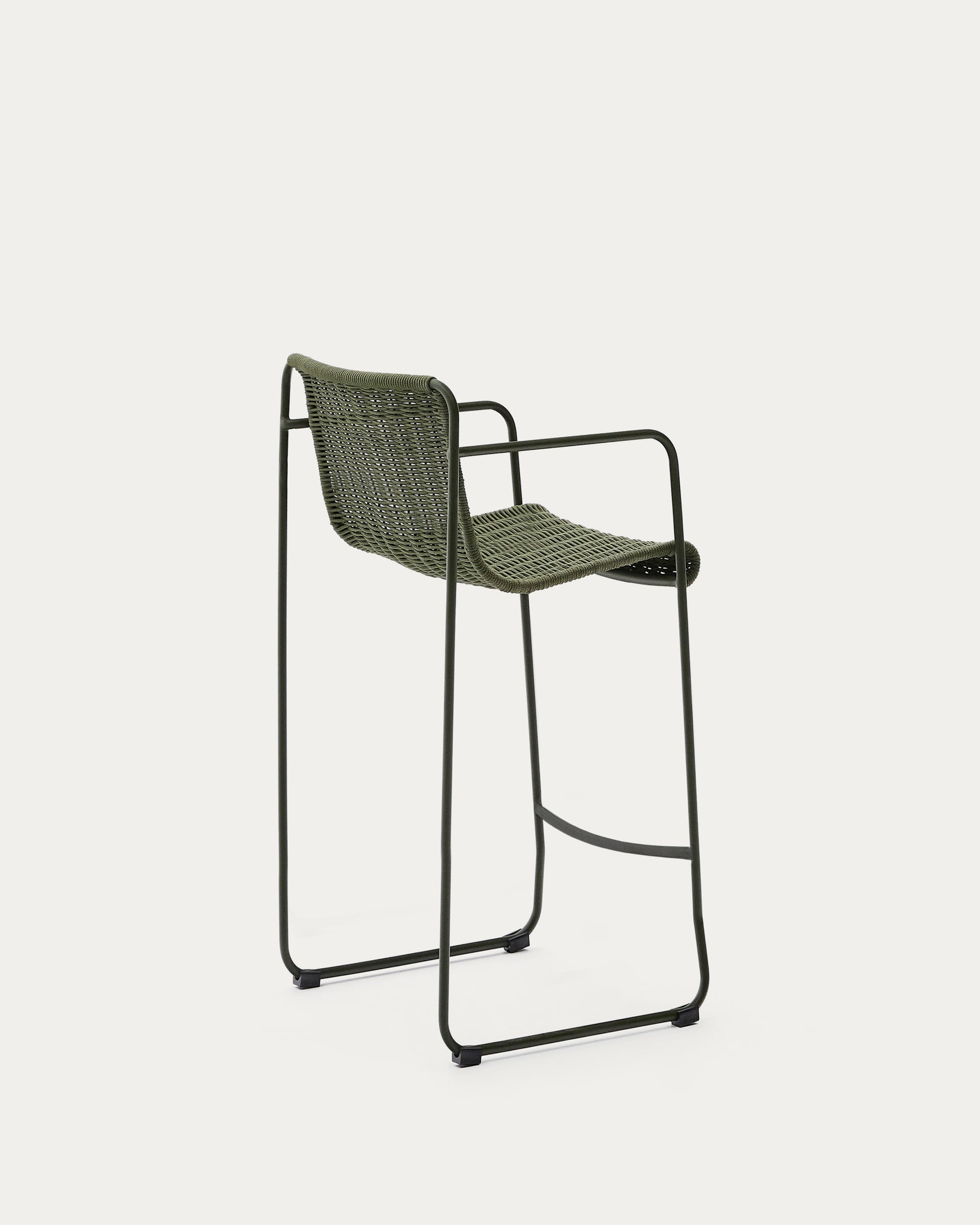 Stapelbarer Hocker aus grünem Stahl und Seil, ideal für stilvolle Gärten. Wetterfest, komfortabel und platzsparend.