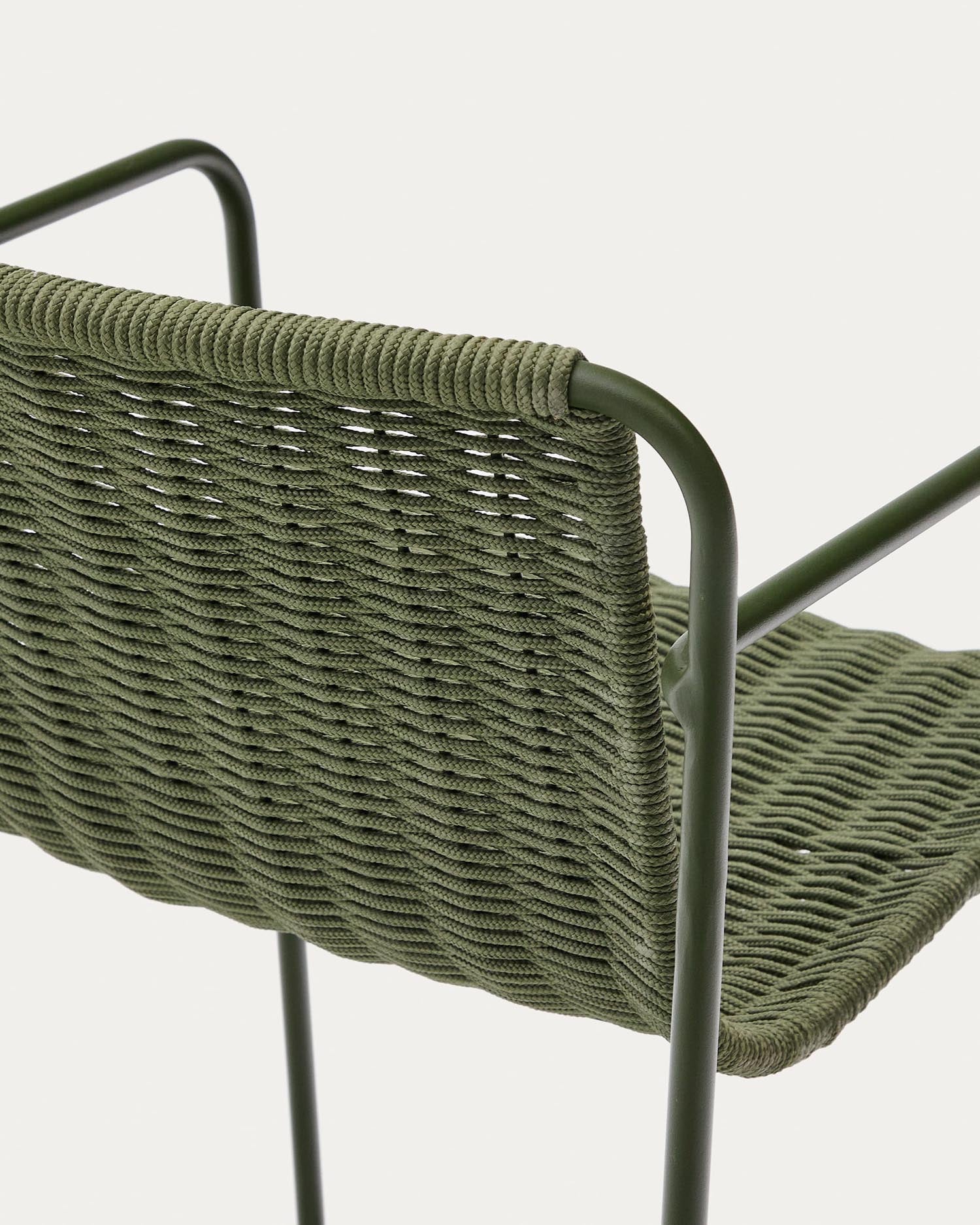 Stapelbarer Hocker aus grünem Stahl und Seil, ideal für stilvolle Gärten. Wetterfest, komfortabel und platzsparend.