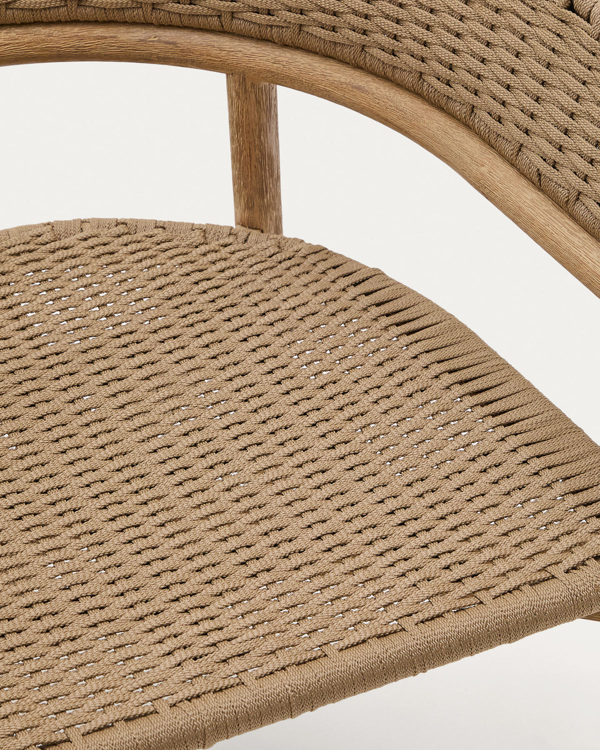 Sessel Arinella aus massivem Akazienholz mit Finish in natürlichem Farbton und beigem Seil FSC 100% in Natur, Braun, Beige präsentiert im Onlineshop von KAQTU Design AG. Lounge Sofa ist von Kave Home