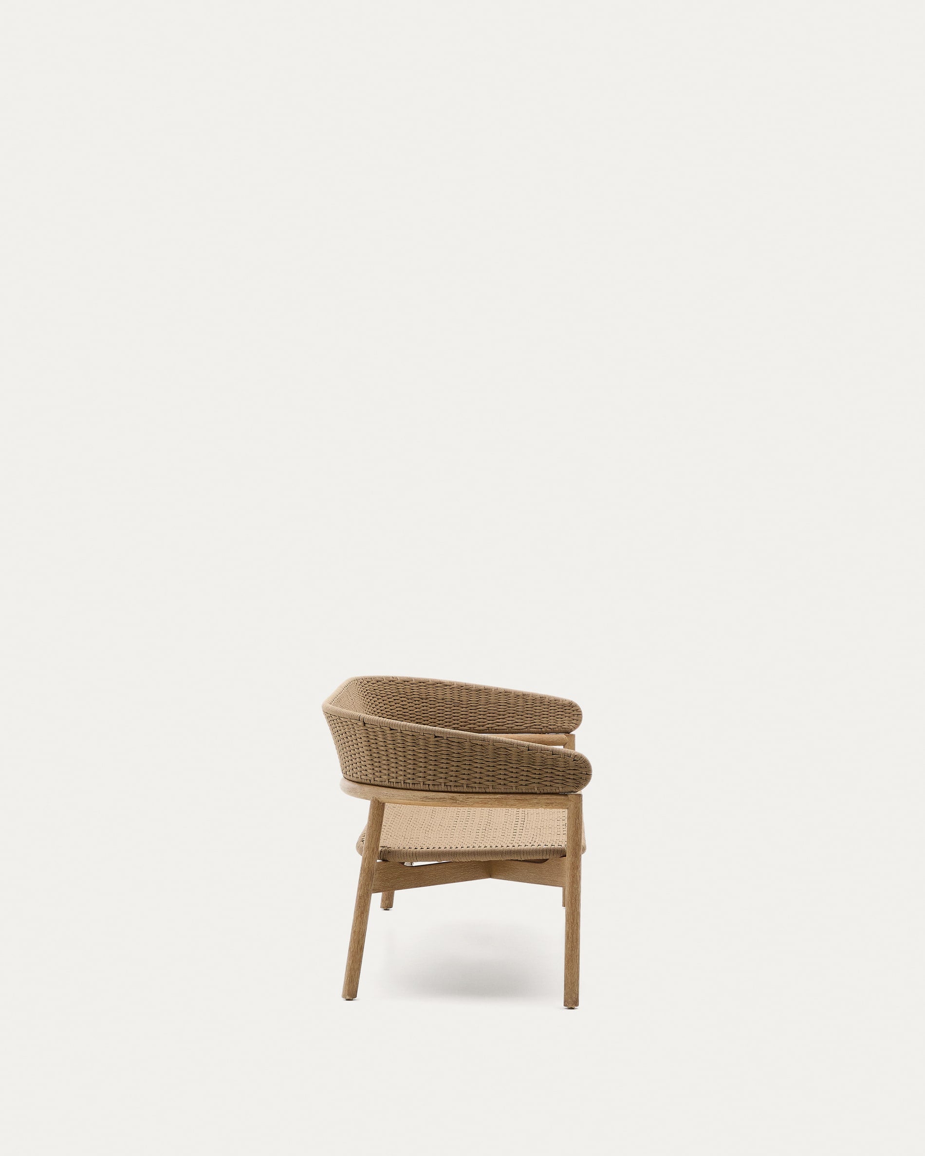 Das 3-Sitzer-Sofa Arinella aus robustem Akazienholz bietet natürlichen Charme und hohen Komfort. Perfekt für entspannte Stunden drinnen und draußen.