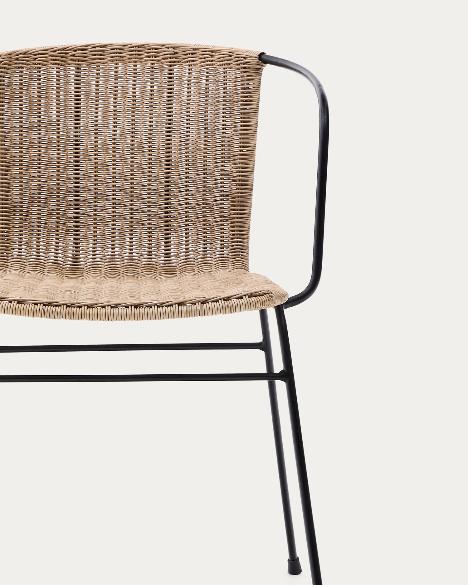 Eleganter stapelbarer Stuhl Eltiera aus synthetischem Rattan, ausgestattet mit stabilen Armlehnen aus schwarzem Stahl, ideal für den Außenbereich.