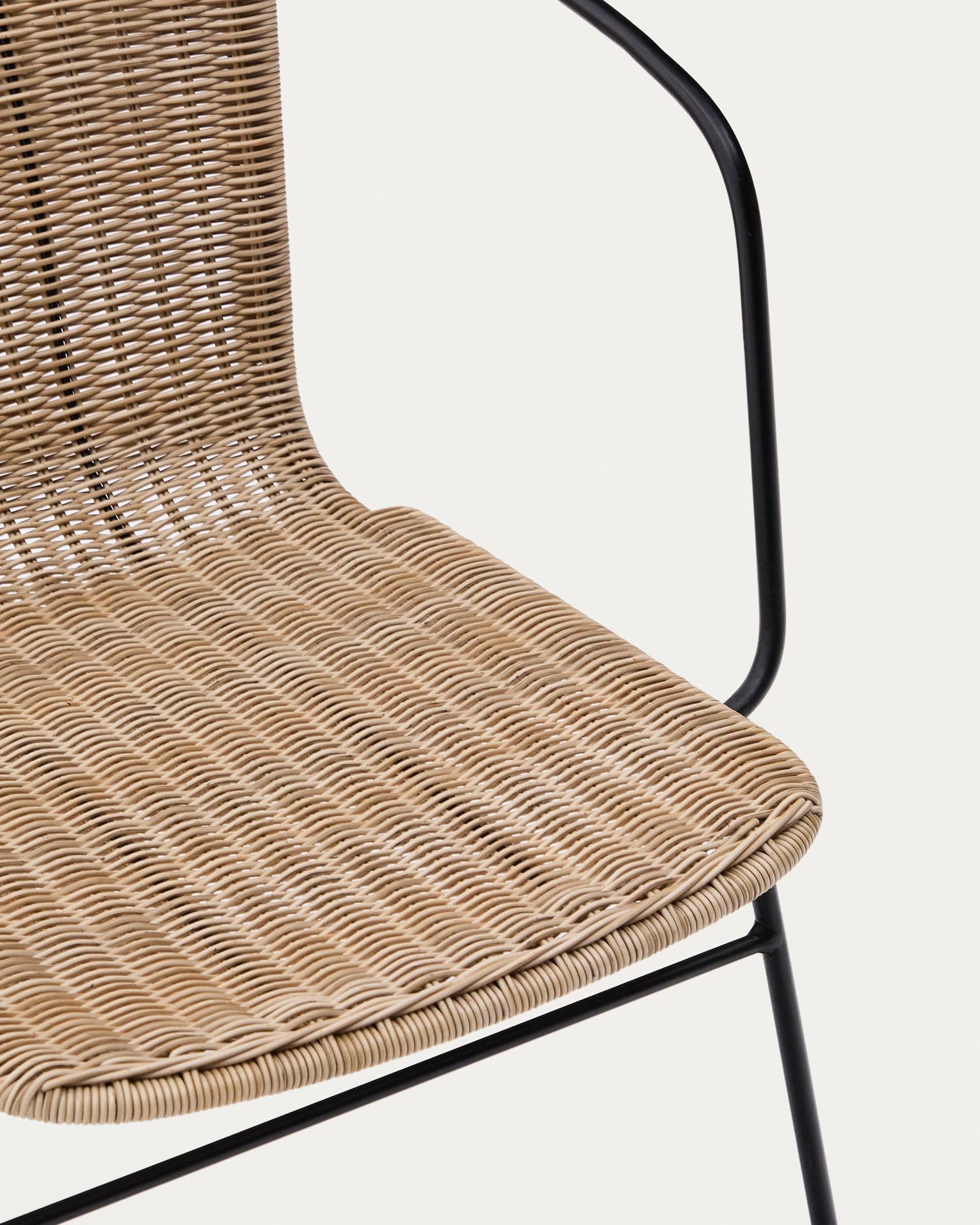 Stapelbarer Gartenstuhl Eltiera aus robustem Rattan mit stilvollen Armlehnen aus schwarzem Stahl, perfekt für entspannte Stunden im Freien.