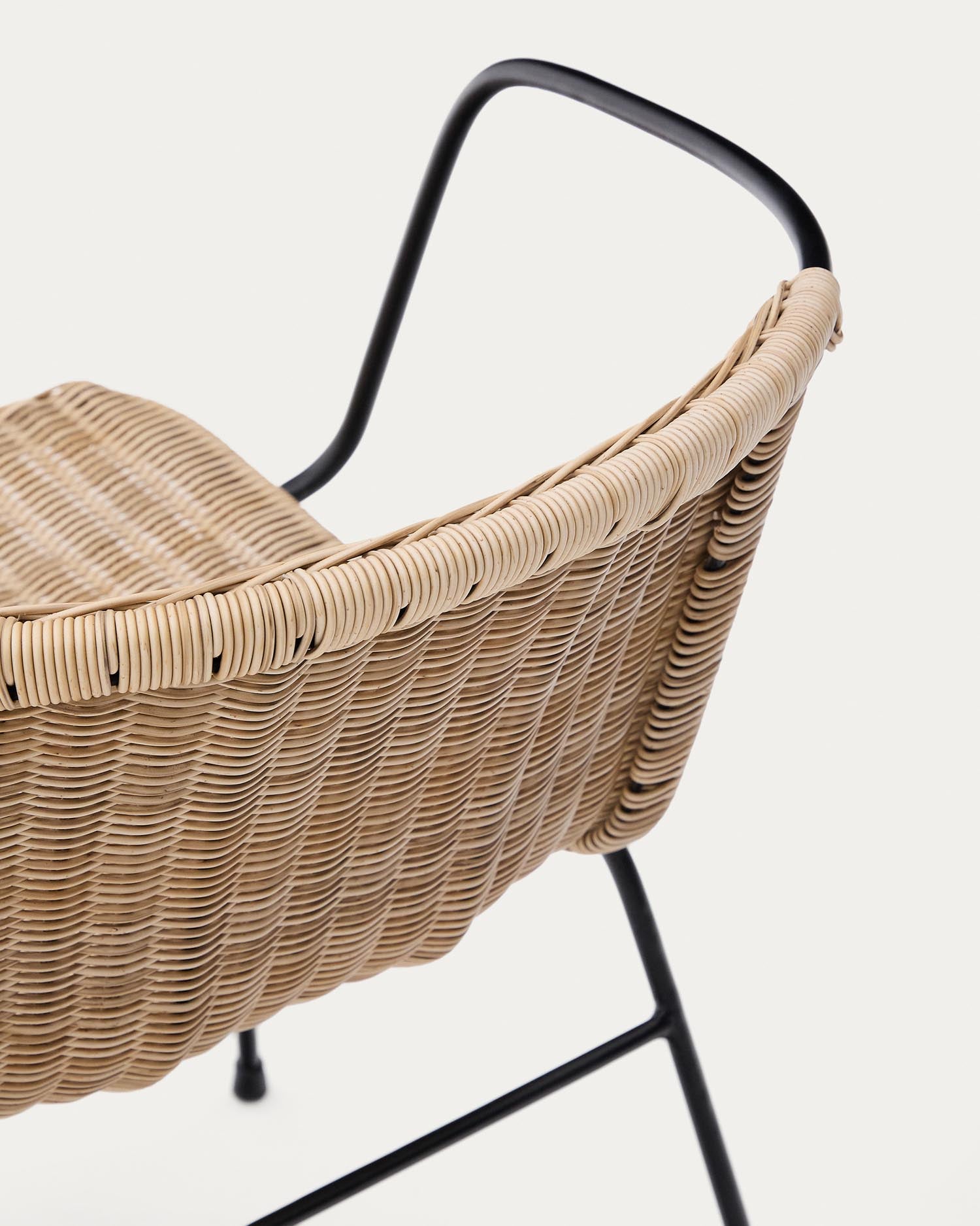 Stapelbarer Gartenstuhl Eltiera aus robustem synthetischem Rattan, mit stilvollen Armlehnen aus schwarzem Stahl, perfekt für Terrasse und Garten.