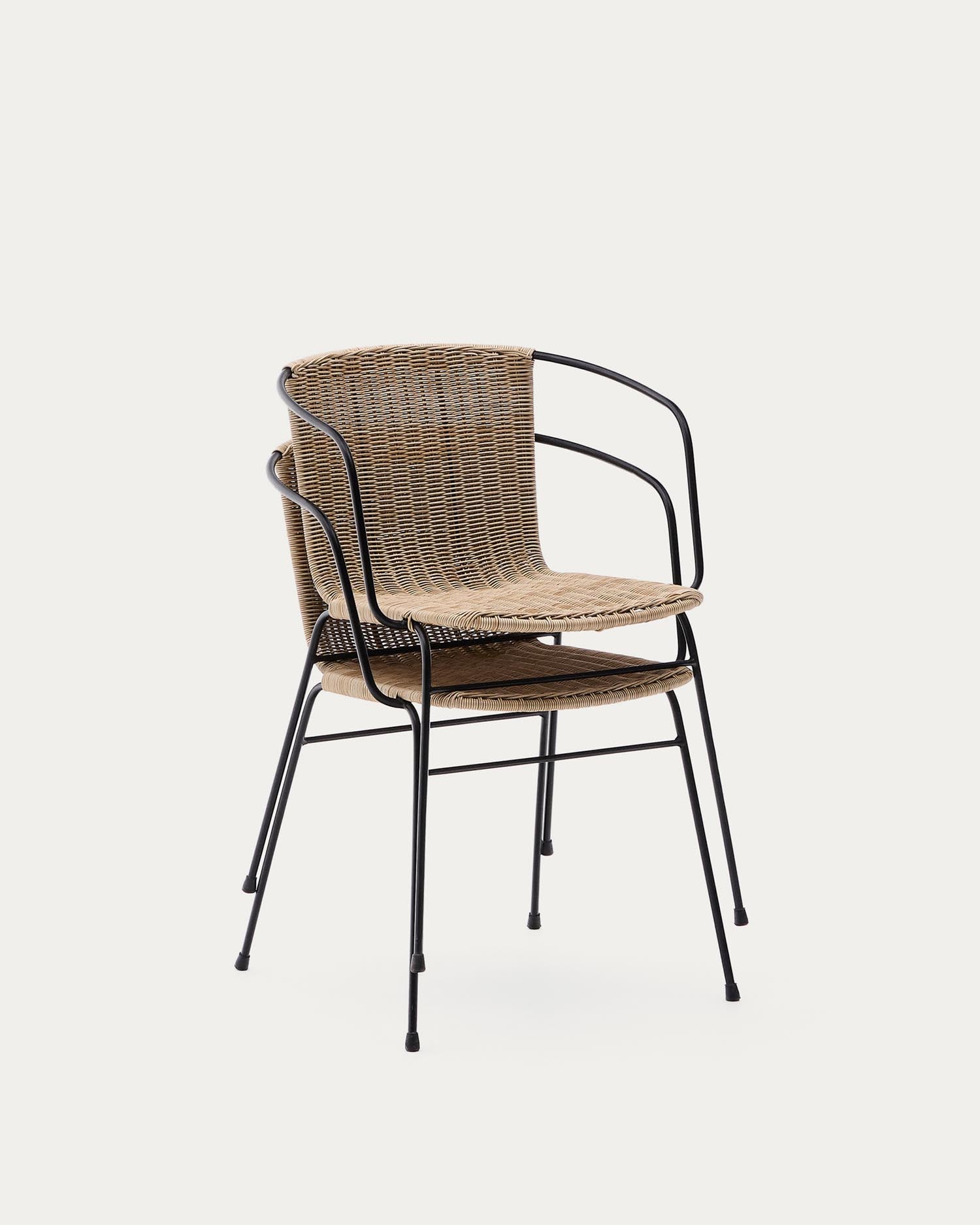Eleganter stapelbarer Gartenstuhl Eltiera aus synthetischem Rattan mit stabilen Armlehnen aus schwarzem Stahl, ideal für jeden Außenbereich.
