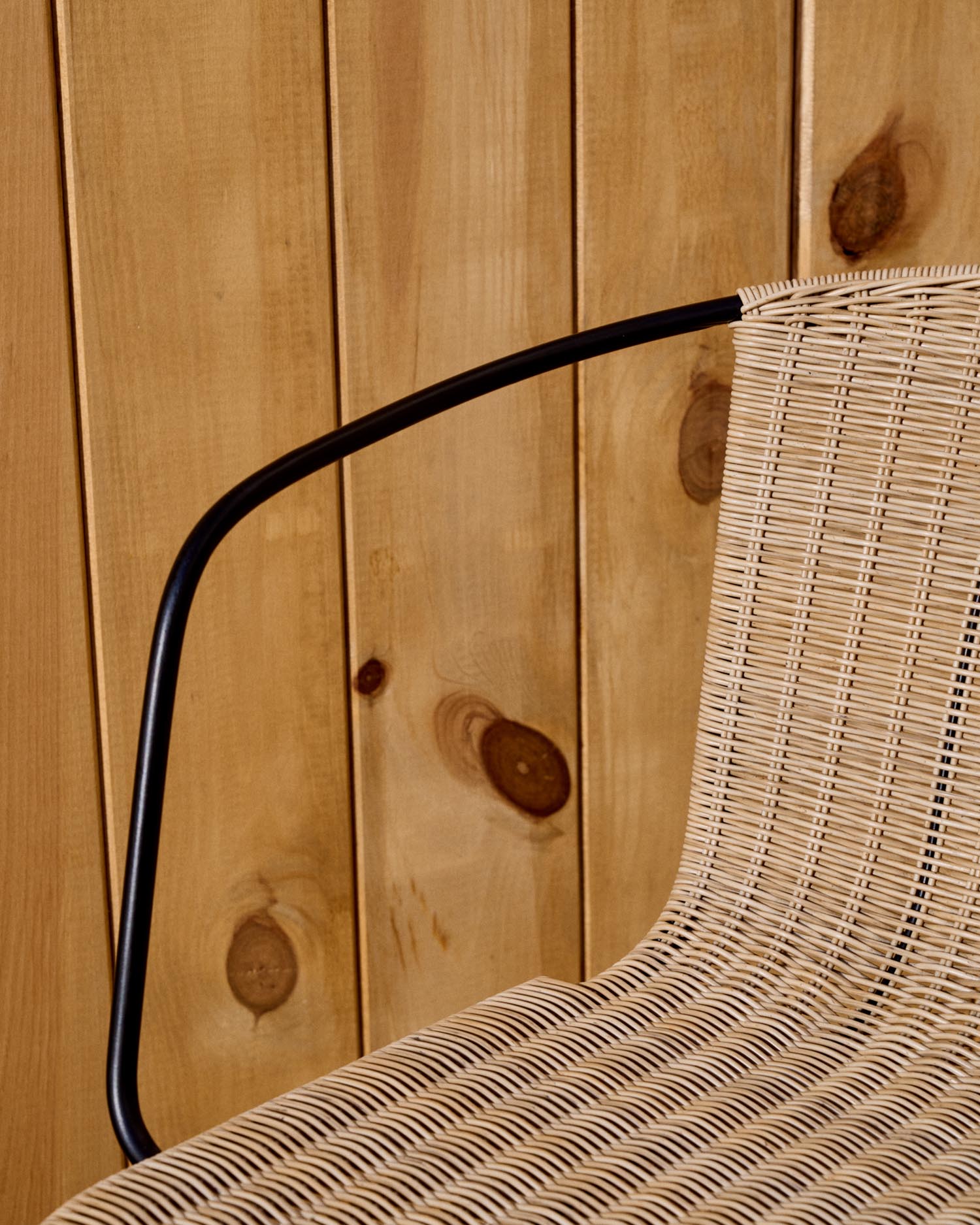 Entdecken Sie den eleganten Eltiera Stuhl aus strapazierfähigem synthetischem Rattan und stabilem schwarzem Stahl. Ideal für jeden Raum, stapelbar und pflegeleicht.