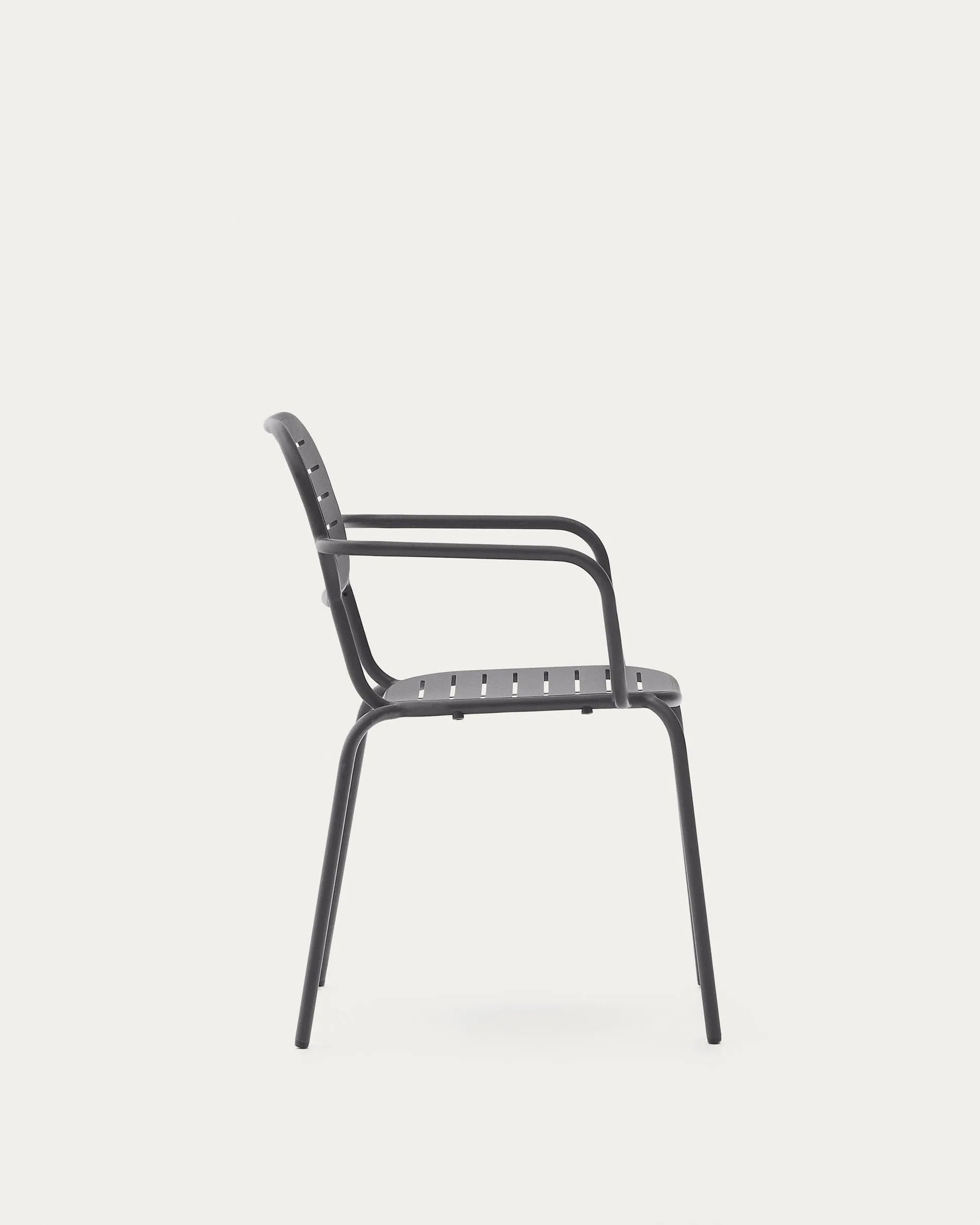 Stapelbarer Outdoor-Stuhl aus verzinktem Stahl, dunkelgrau, ergonomisch, robust, elegant, pflegeleicht, platzsparend.