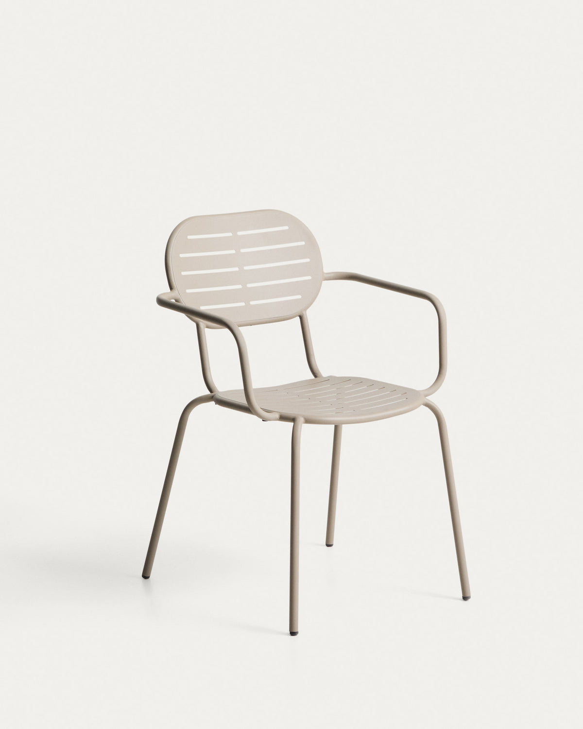 Stapelbarer Outdoor-Stuhl Brai mit Armlehnen aus verzinktem Stahl in Taupe in Taupe, Beige, Ecru präsentiert im Onlineshop von KAQTU Design AG. Gartenstuhl ist von Kave Home