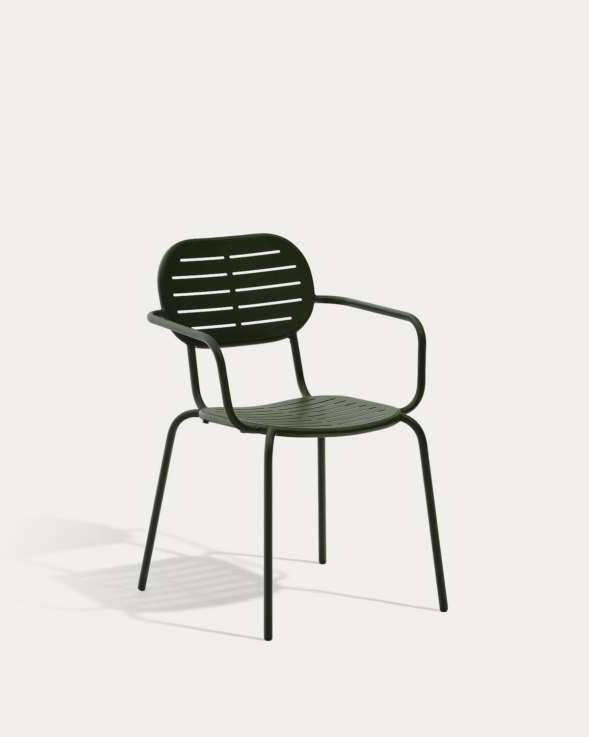 Stapelbarer Outdoor-Stuhl Brai mit Armlehnen aus verzinktem Stahl in Grün in Dunkelgrün präsentiert im Onlineshop von KAQTU Design AG. Gartenstuhl mit Armlehnen ist von Kave Home