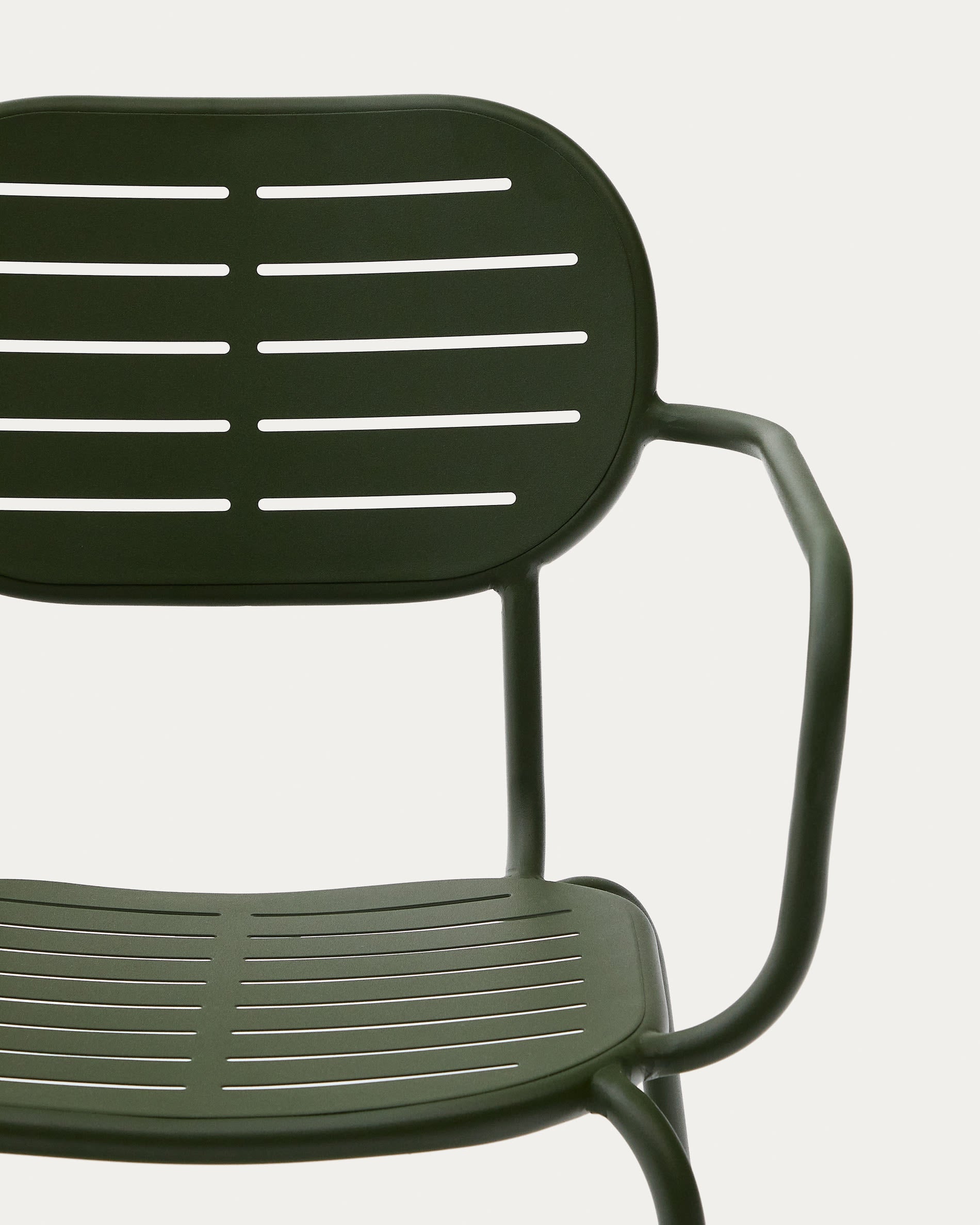 Entdecken Sie den stapelbaren Outdoor-Stuhl Brai in elegantem Grün. Ergonomisch, wetterfest und perfekt für entspannte Stunden im Freien.