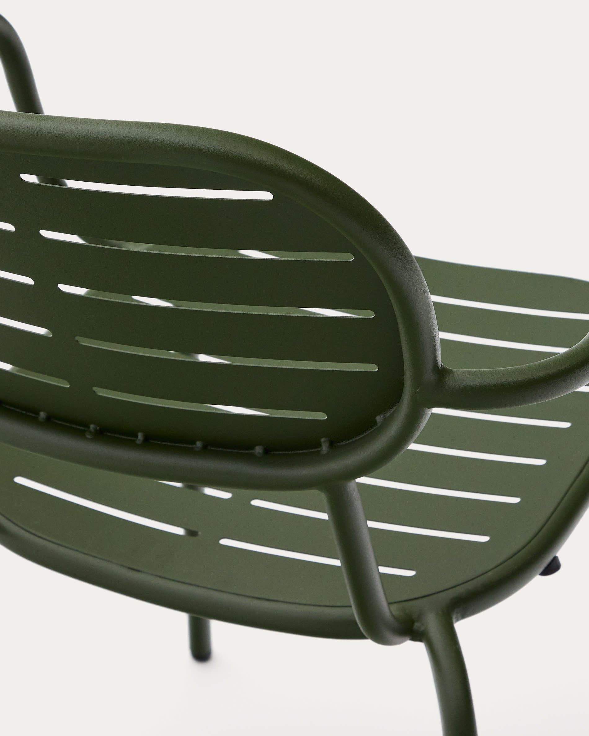 Erleben Sie den eleganten Outdoor-Stuhl Brai in stilvollem Grün. Ergonomisch, stapelbar und wetterfest – perfekt für jeden Außenbereich!