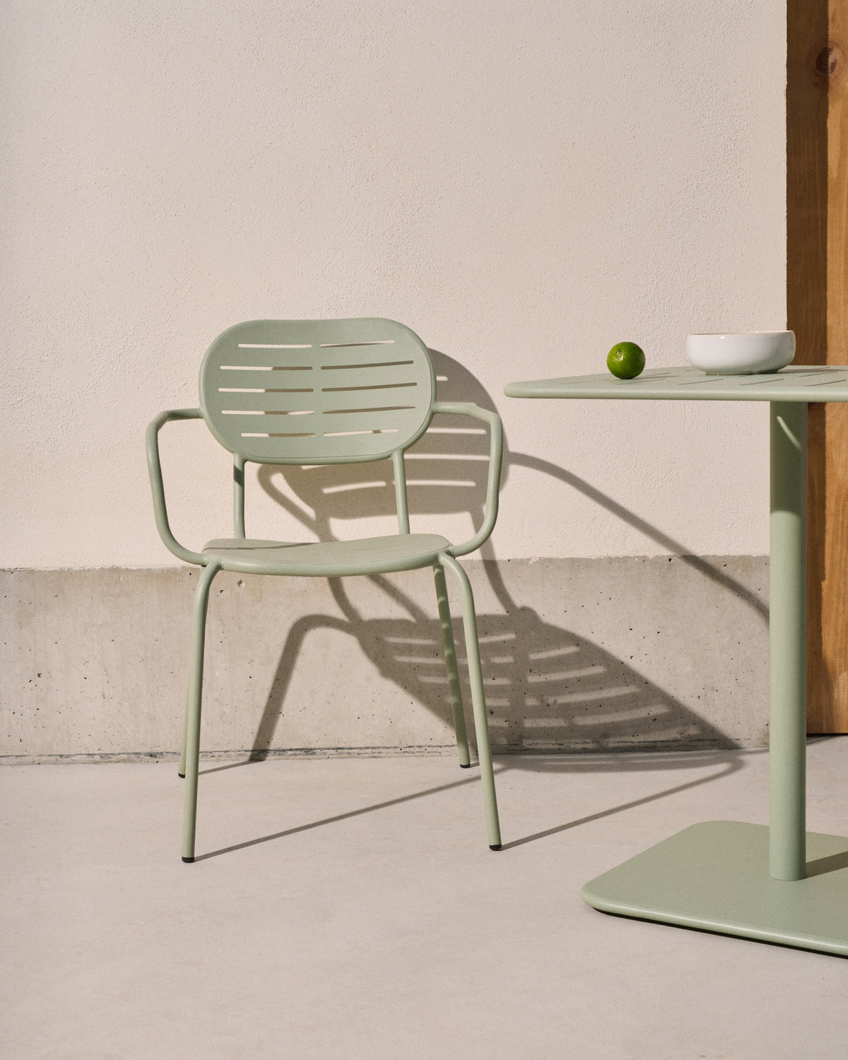 Stapelbarer Outdoor-Stuhl Brai mit Armlehnen aus verzinktem Stahl in Türkis in Hellgrün, Blau präsentiert im Onlineshop von KAQTU Design AG. Gartenstuhl mit Armlehnen ist von Kave Home