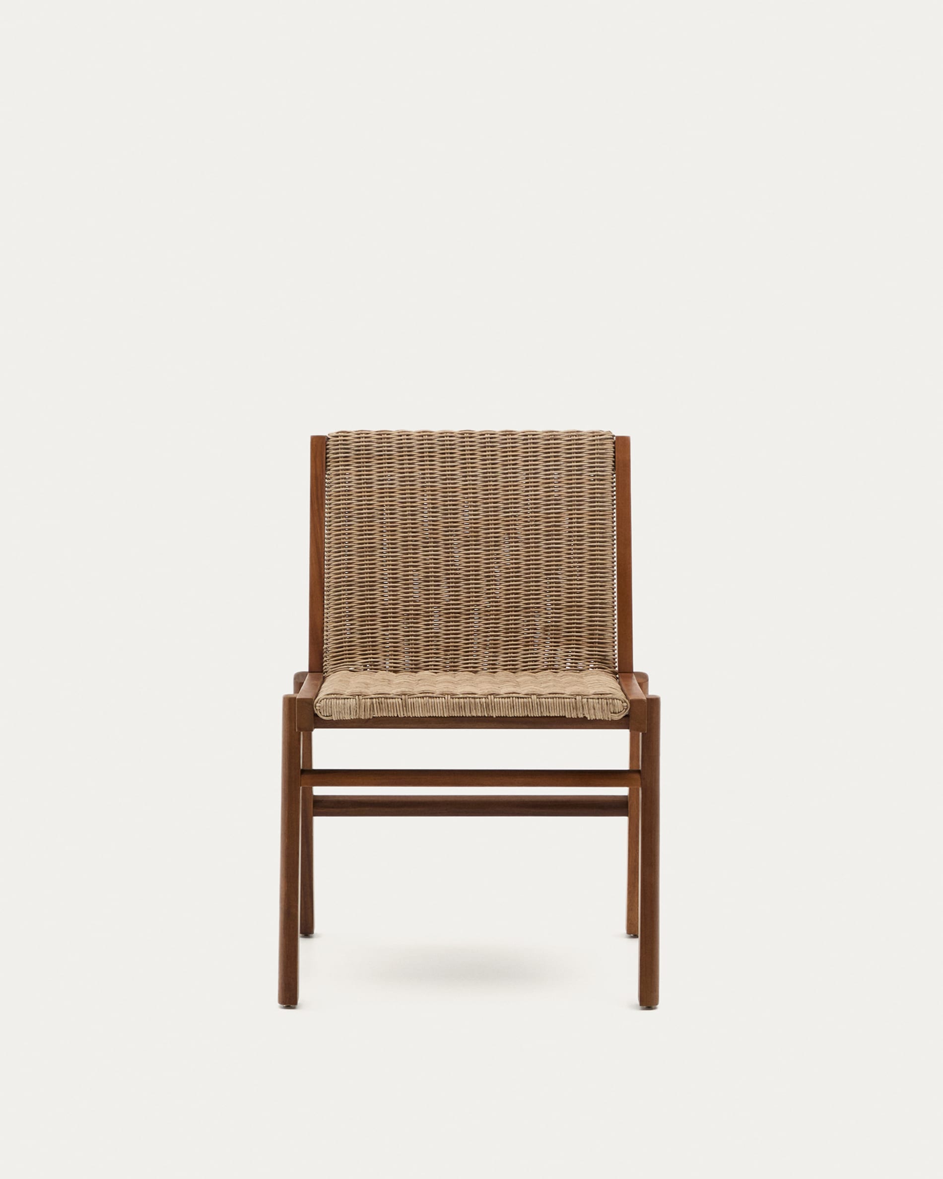 Eleganter Stuhl aus massivem Teakholz und synthetischem Rattan, FSC-zertifiziert, ideal für stilvolle Innen- und Aussenbereiche.