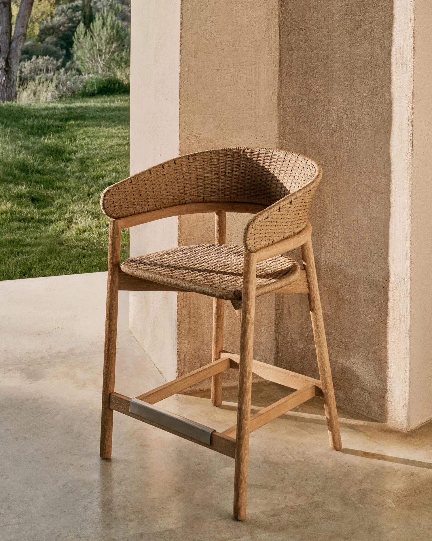 Hocker Arinella: Massives Akazienholz, beige Seile, robust, langlebig, ideal für Terrasse, Garten, Balkon.