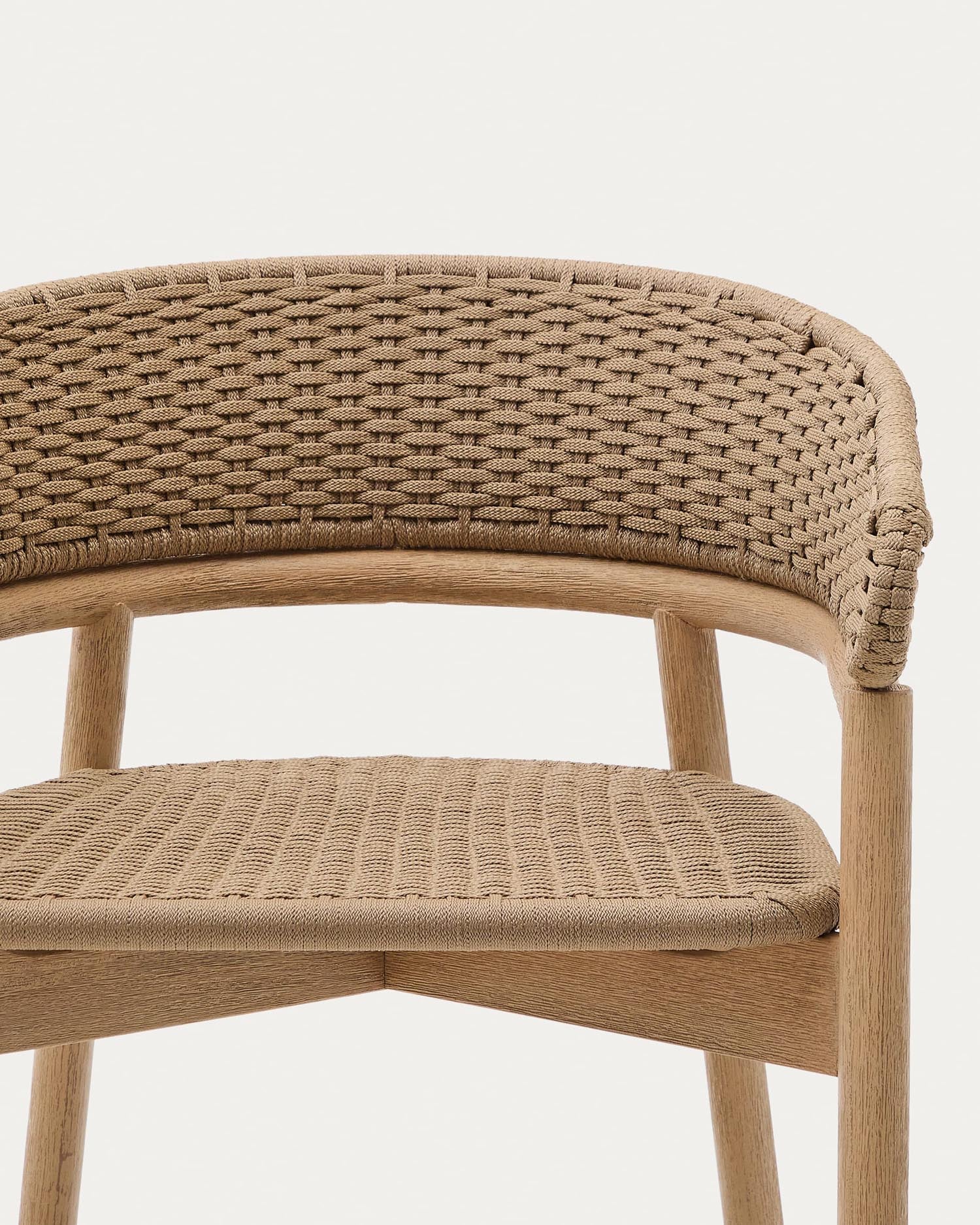 Der Hocker Arinella aus robustem Akazienholz mit natürlichem Finish und beigem Seil vereint Stil und Funktionalität für jeden Außenbereich.