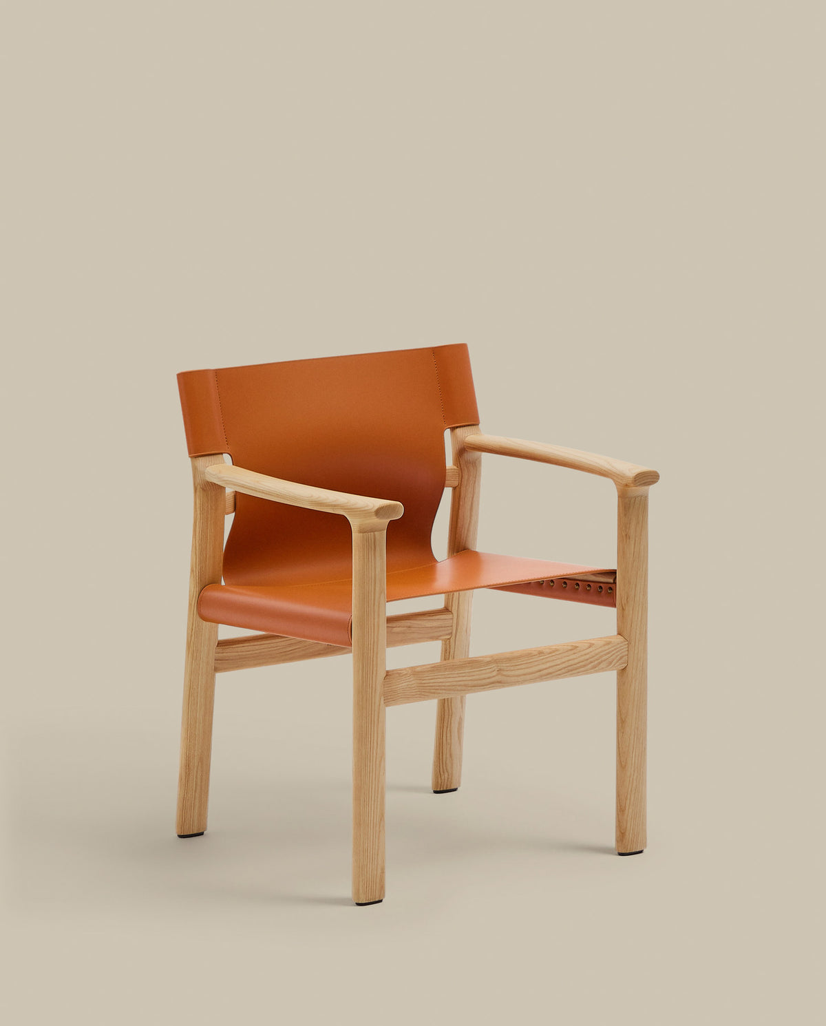 Stuhl Jan aus recycelten Lederfasern in Hellbraun und massivem Eschenholz FSC 100 % mit Finish in natürlichem Farbton in Orange präsentiert im Onlineshop von KAQTU Design AG. Stuhl ist von Kave Home