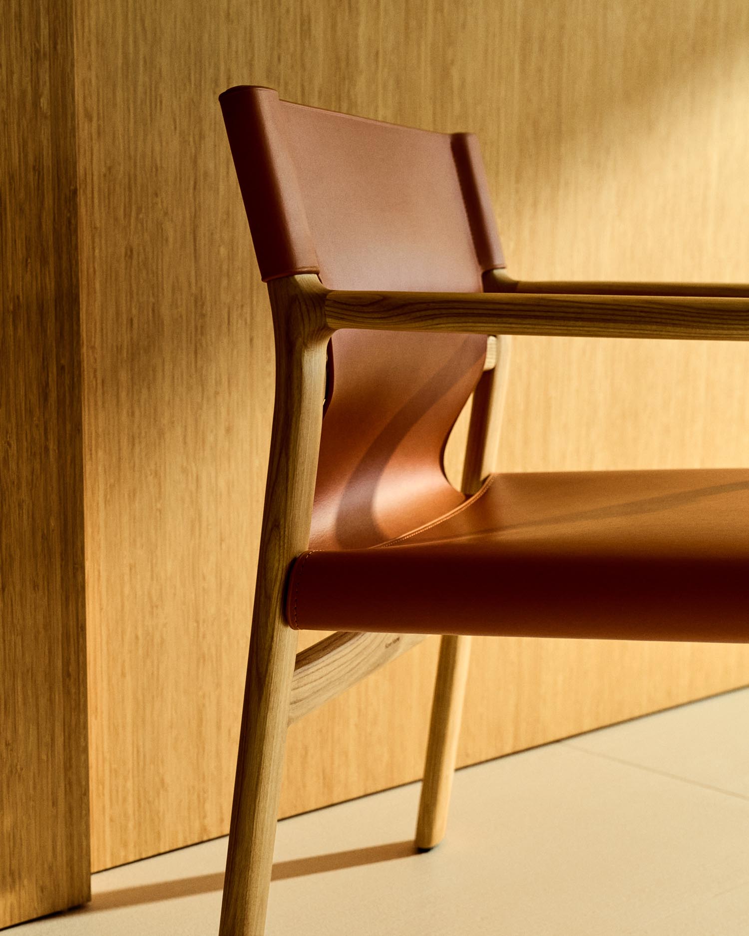 Stuhl Jan aus recycelten Lederfasern in Hellbraun und massivem Eschenholz FSC 100 % mit Finish in natürlichem Farbton in Orange präsentiert im Onlineshop von KAQTU Design AG. Stuhl ist von Kave Home
