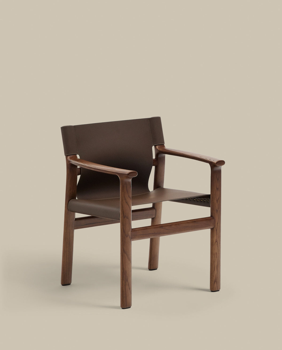 Stuhl Jan aus recycelten Lederfasern in Dunkelbraun und massivem Eschenholz FSC 100 % mit Nussbaum-Finish in Dunkelbraun präsentiert im Onlineshop von KAQTU Design AG. Stuhl ist von Kave Home