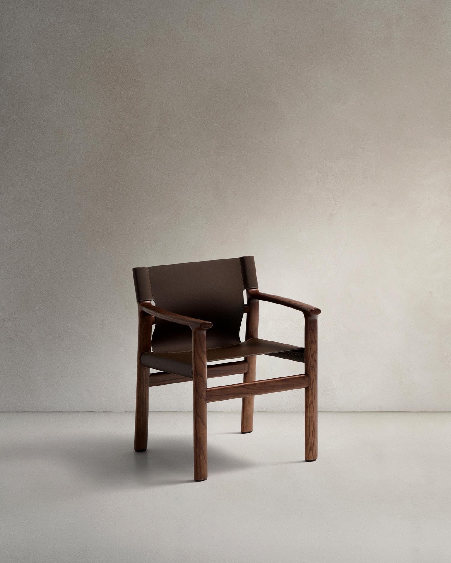 Jan chair made of recycled leather fibers in dark<tc>braun</tc> and solid ash wood FSC 100 % with
